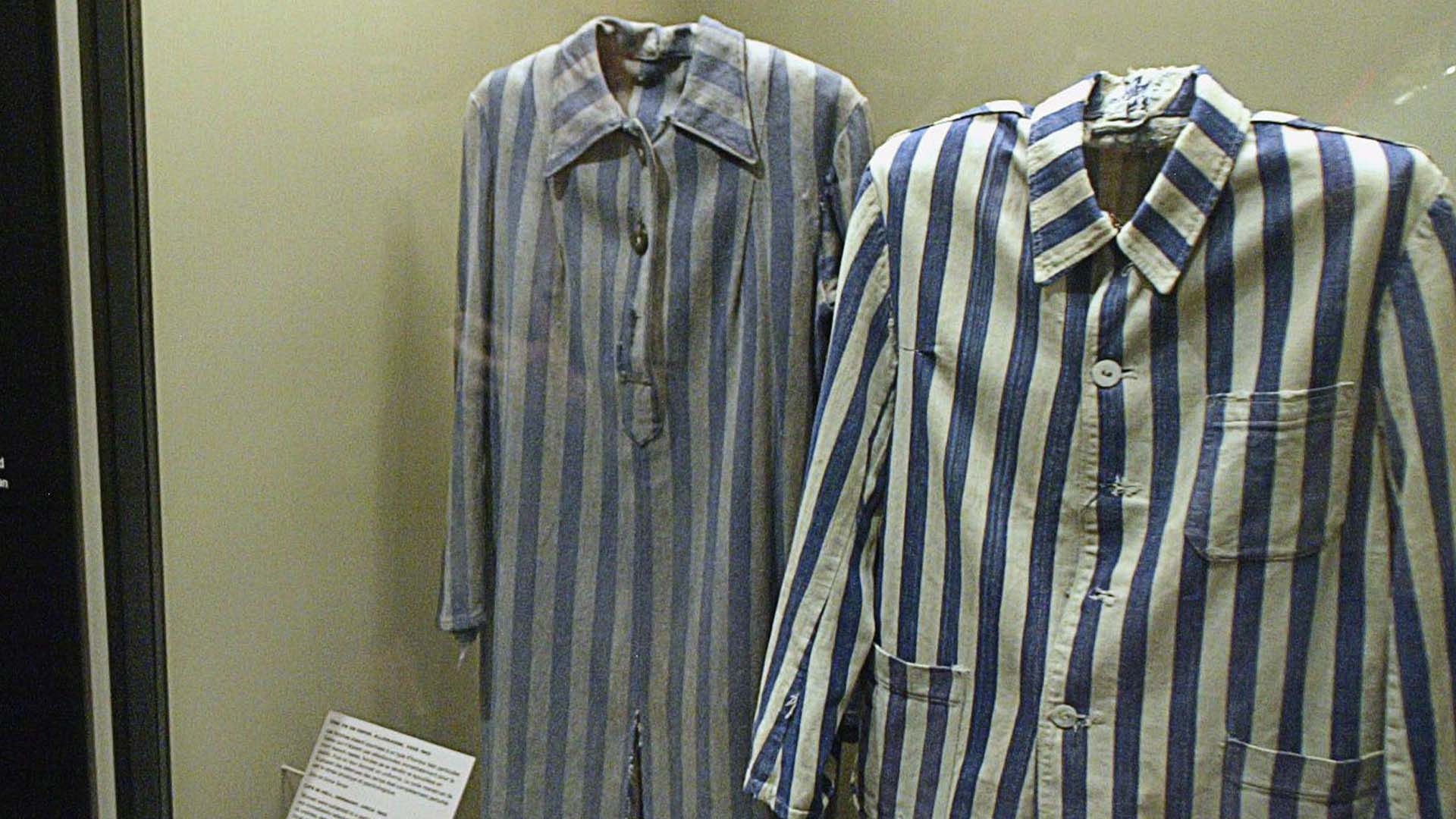 Une exposition d'uniformes de prisonniers est présentée au Musée de l'Holocauste à Montréal, le lundi 24 janvier 2005.