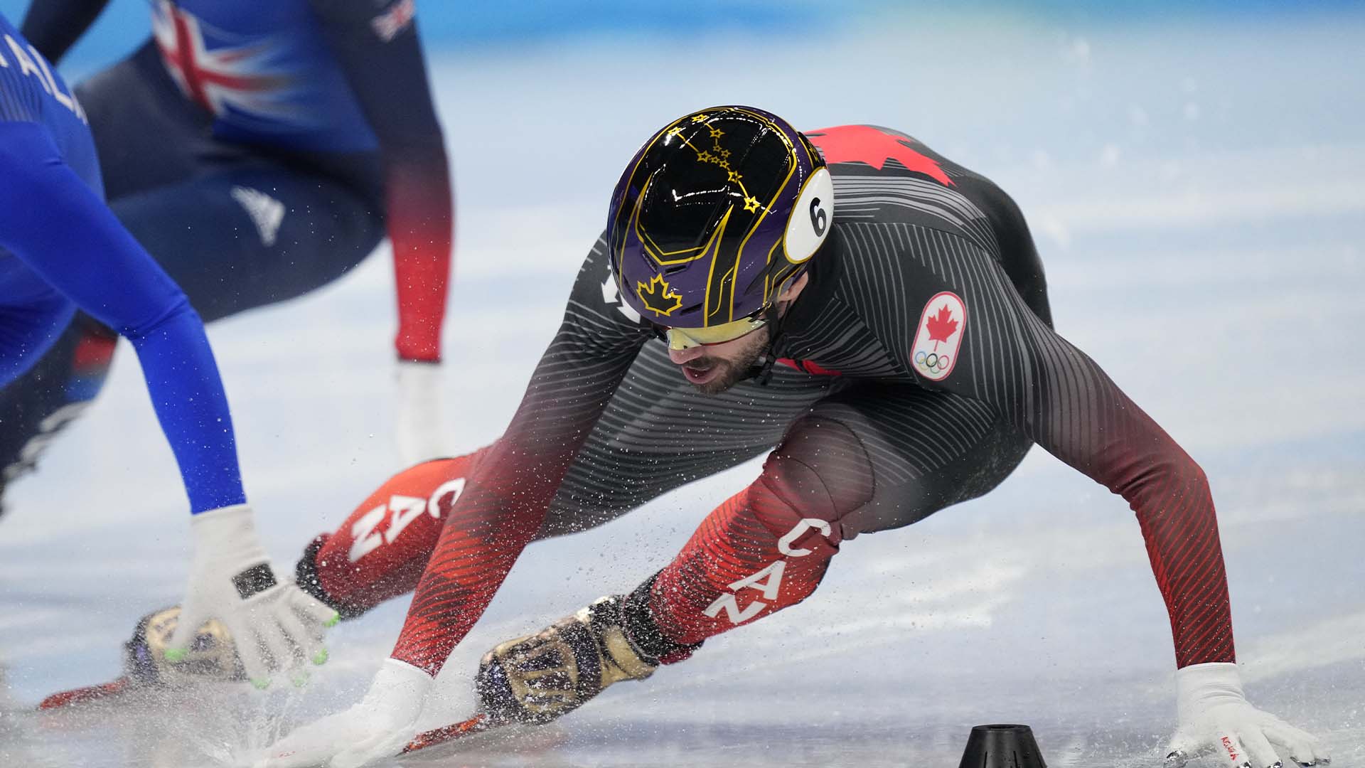 Charles Hamelin, du Canada, trébuche dans la demi-finale de son 1500 mètres masculin lors de la compétition de patinage de vitesse sur piste courte aux Jeux olympiques d'hiver de 2022, le mercredi 9 février 2022, à Pékin.
