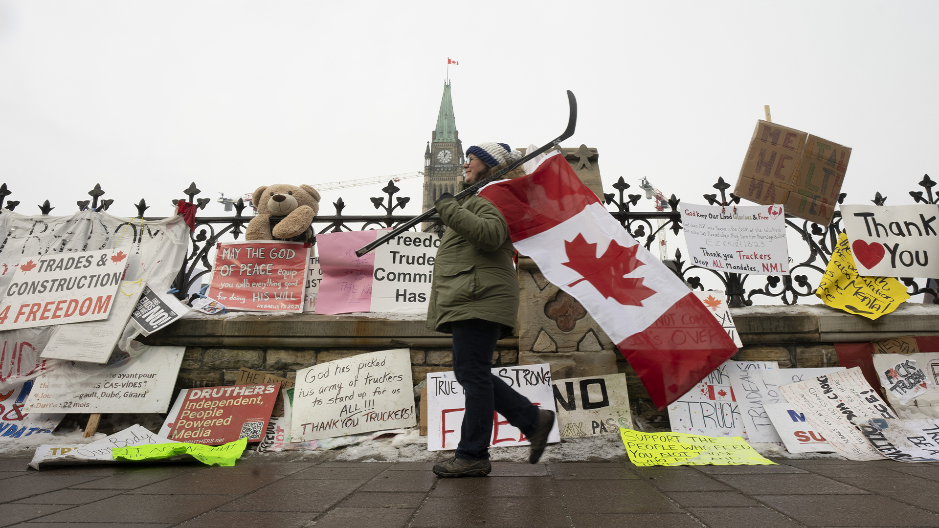 Une manifestante devant le Parlement à Ottawa, le 8 février 2022. 