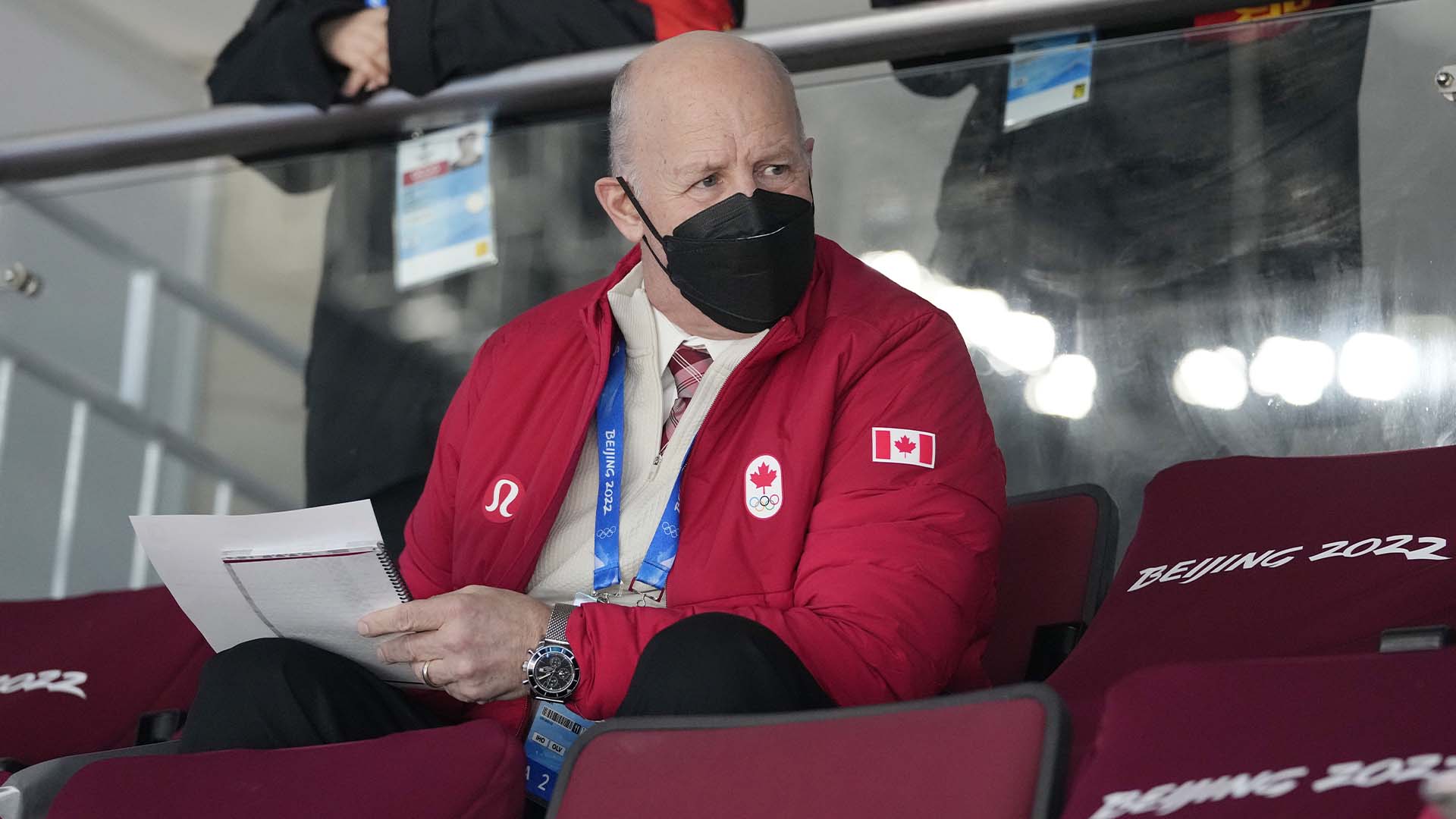 L'entraîneur-chef d'Équipe Canada Claude Julien prend des notes avant le match de l'équipe contre l'Allemagne, le jeudi 10 février 2022 aux Jeux olympiques d'hiver de 2022 à Pékin. Julien sera de retour derrière le banc pour le prochain match après être arrivé tard à Pékin en raison d'une blessure.