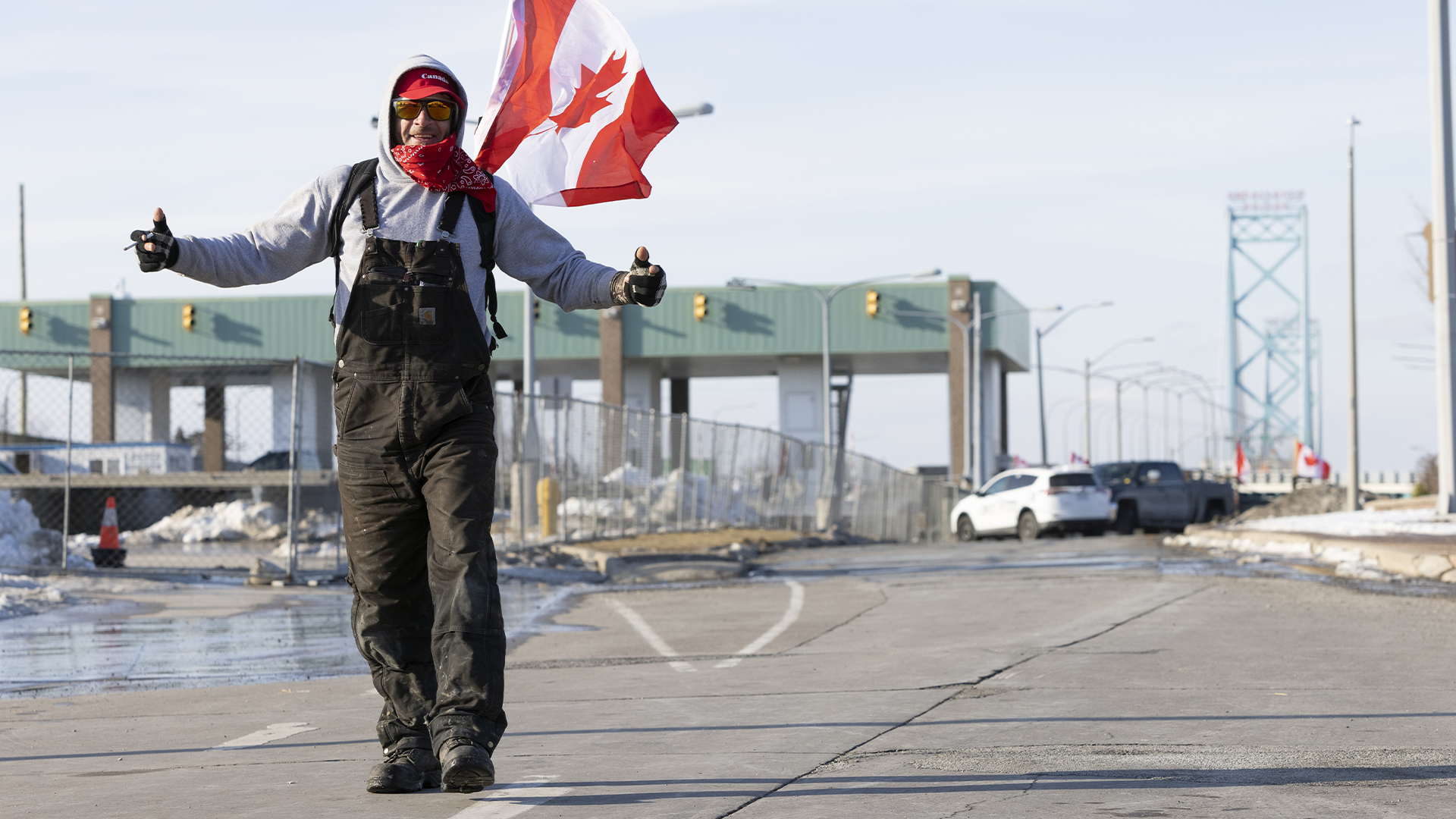 Un homme participe à une manifestation bloquant la circulation au pont Ambassador, reliant Windsor et Détroit, le mercredi 9 février 2022.