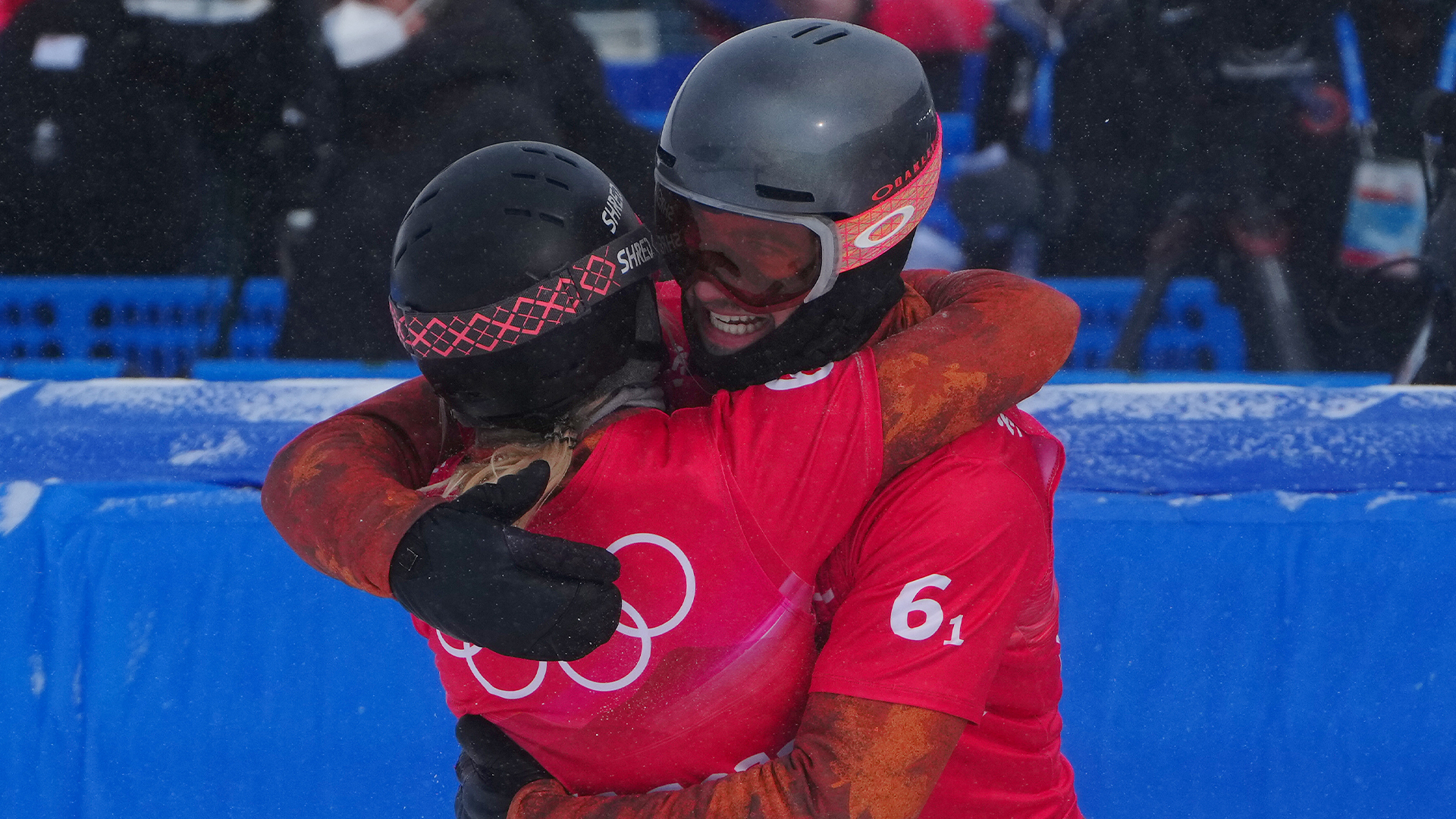 Le duo canadien d'Éliot Grondin et Meryeta O'Dine a remporté la médaille de bronze en snowboard cross mixte par équipe.