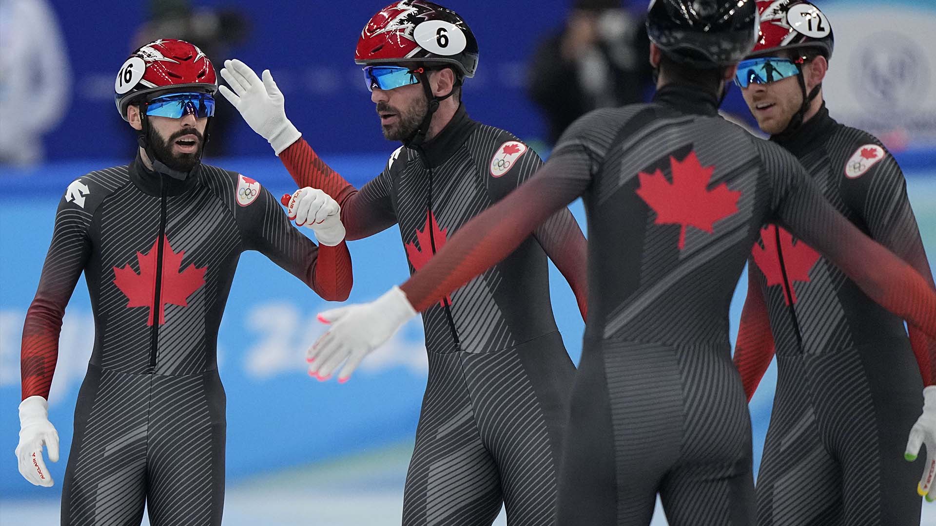 Équipe Canada célèbre après avoir remporté la demi-finale du relais 5000 mètres masculin lors de la compétition de patinage de vitesse sur piste courte aux Jeux olympiques d'hiver de 2022, le vendredi 11 février 2022, à Pékin.