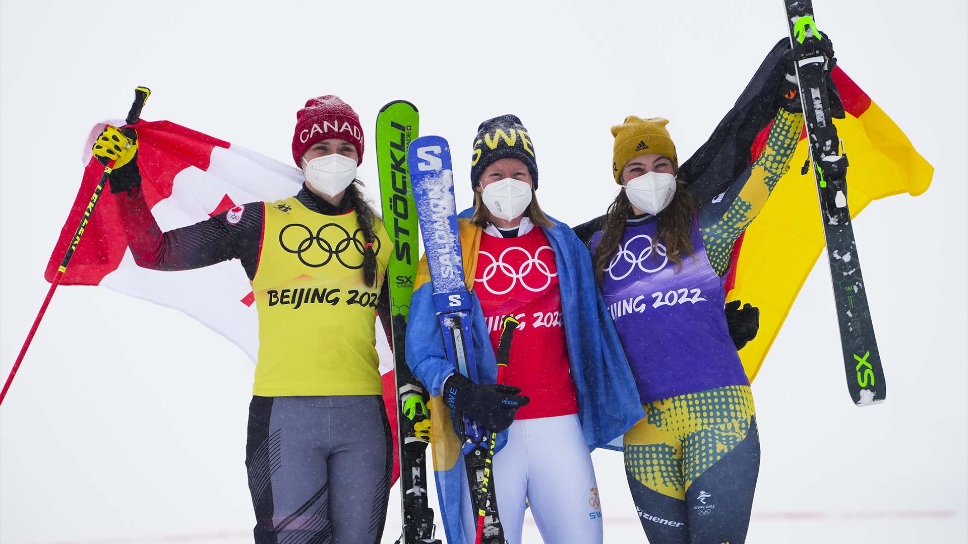 La Canadienne Marielle Thompson, à gauche, célèbre sa médaille d'argent avec la médaillée d'or Sandra Naeslund, de Suède, au centre, et la médaillée de bronze, Daniela Maier, d'Allemagne, à droite, au ski cross nage libre féminin lors des Jeux olympiques d'hiver de Beijing, à Zhangjiakou, en Chine, jeudi, 17 février 2022.