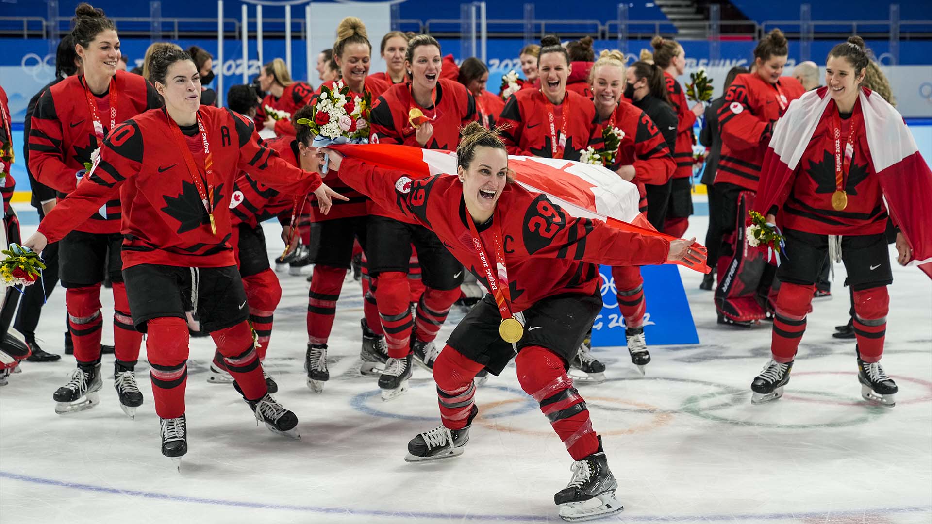 L'équipe canadienne célèbre sa médaille d'or après avoir battu les États-Unis d'Amérique lors de la finale de hockey féminin lors des Jeux olympiques d'hiver de Beijing 2022 à Beijing, en Chine, le jeudi 17 février 2022.