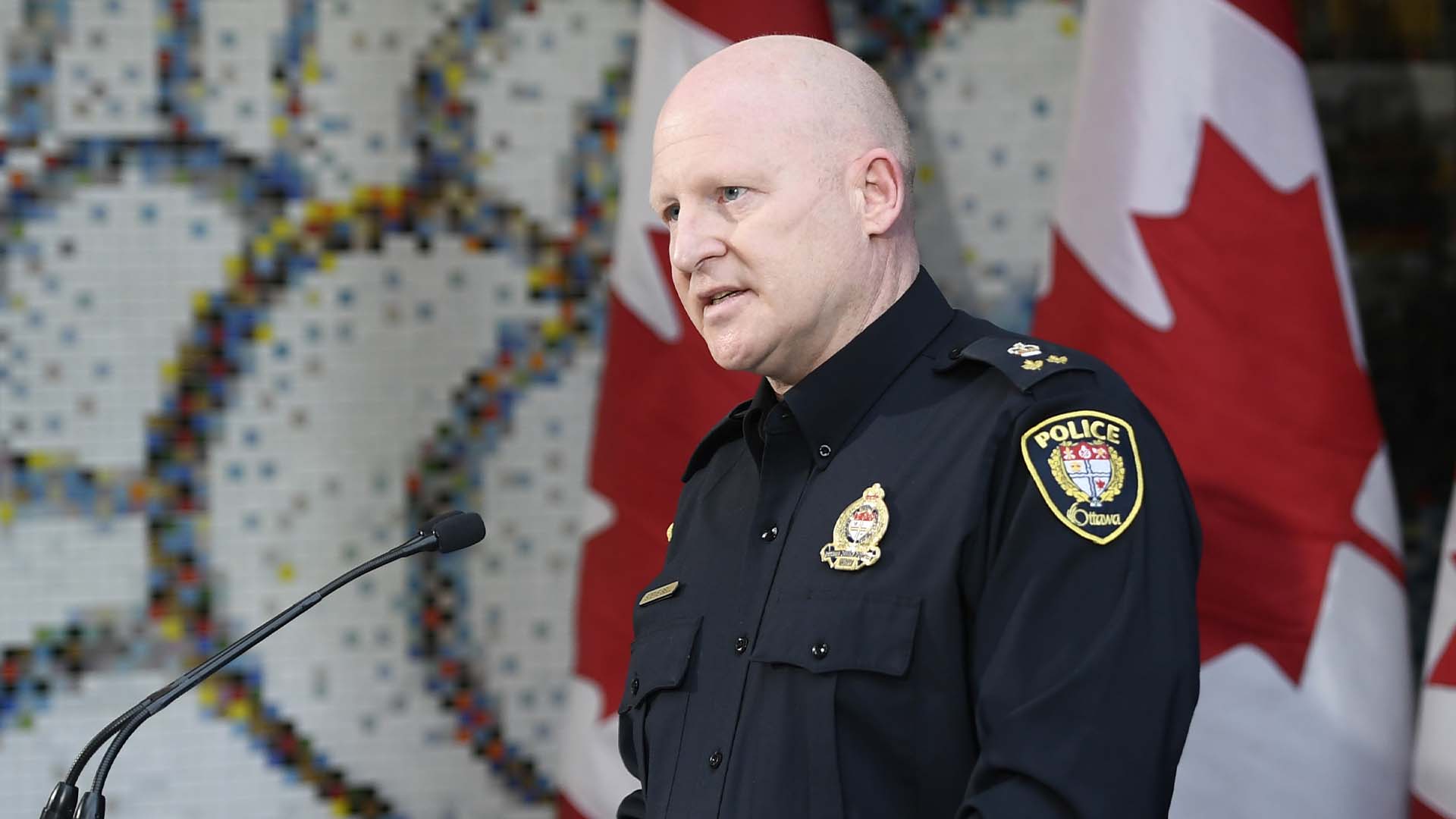 Le chef intérimaire de la police d'Ottawa promet de vider les rues des  manifestants | Noovo Info