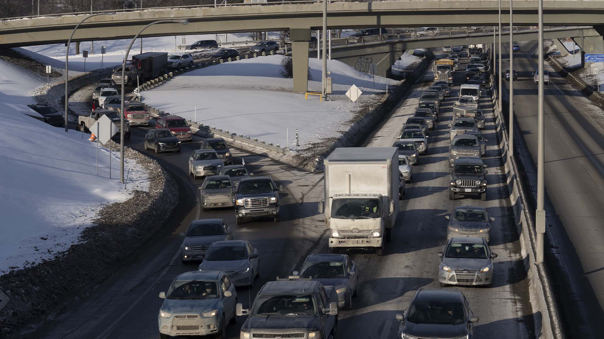 La circulation est bloquée à l'approche d'un pont interprovincial, le mardi 1er février 2022 à Gatineau, au Québec. Les protestations des camionneurs à Ottawa ont entraîné un accès limité à la ville, augmentant les temps de trajet.