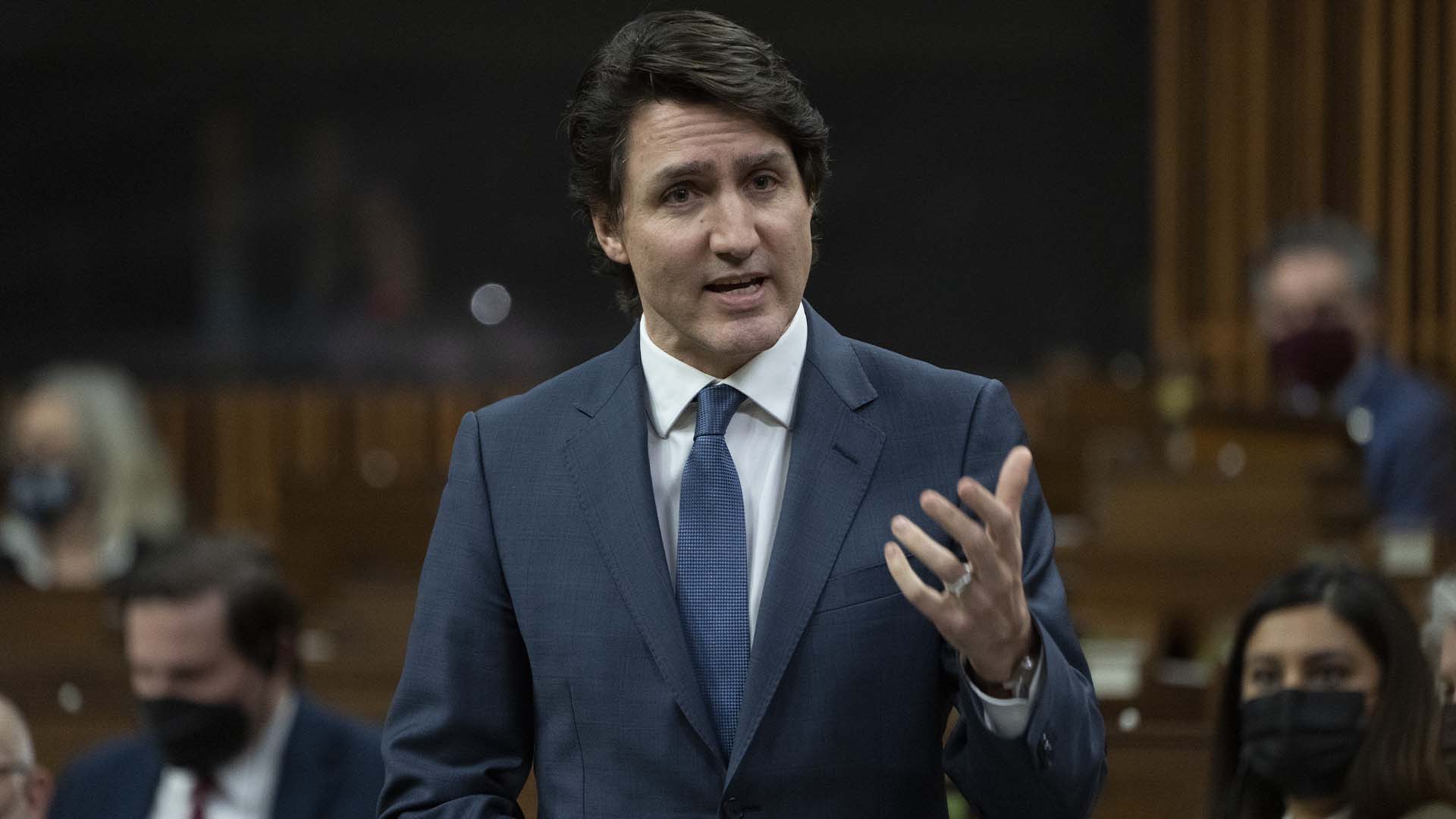 Le premier ministre Justin Trudeau se lève pendant la période des questions, le lundi 21 février 2022 à Ottawa.