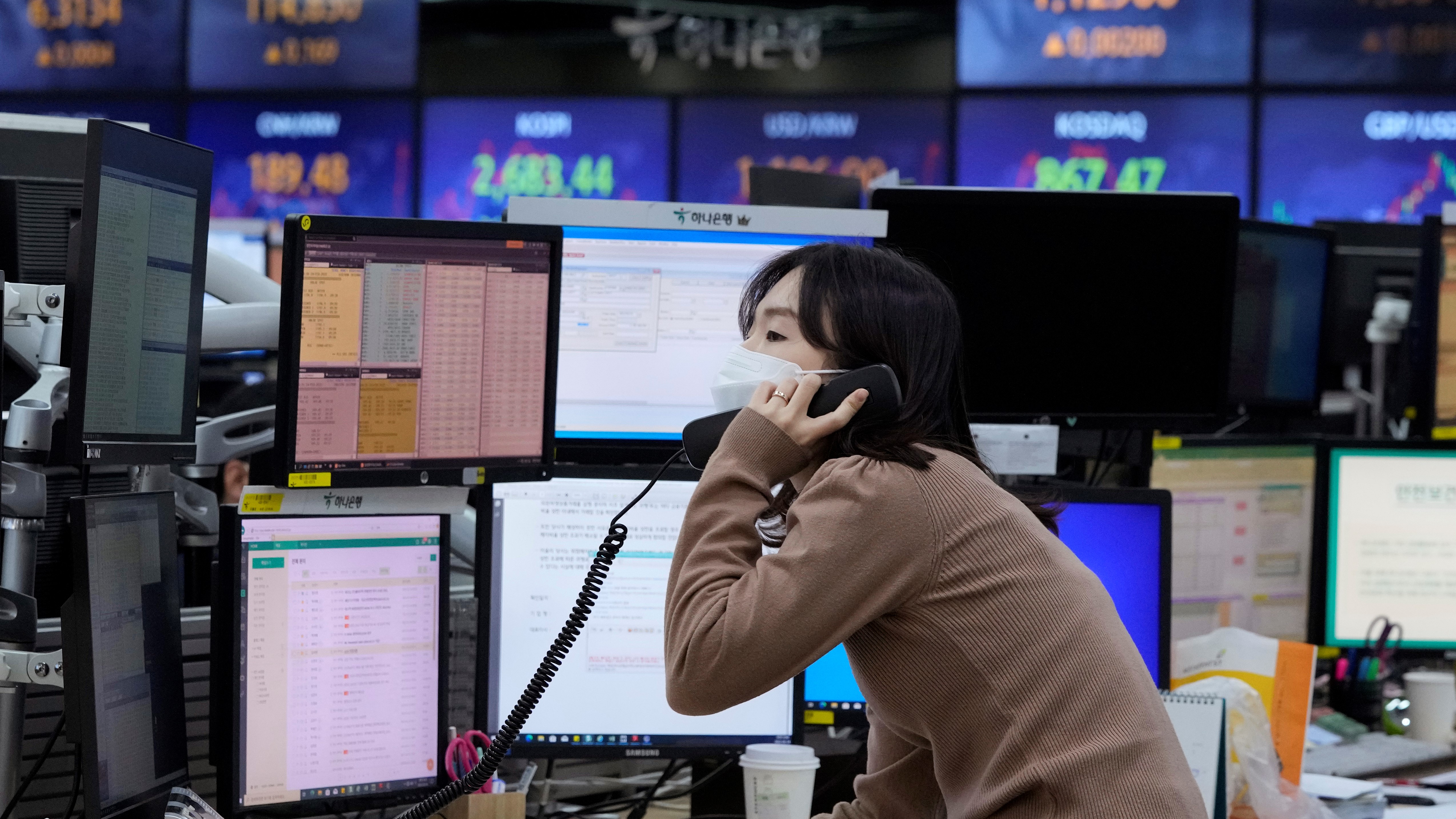 Une employée de la banque KEB Hana à Séoul en Corée du Sud parle au téléphone le 24 février 2022.