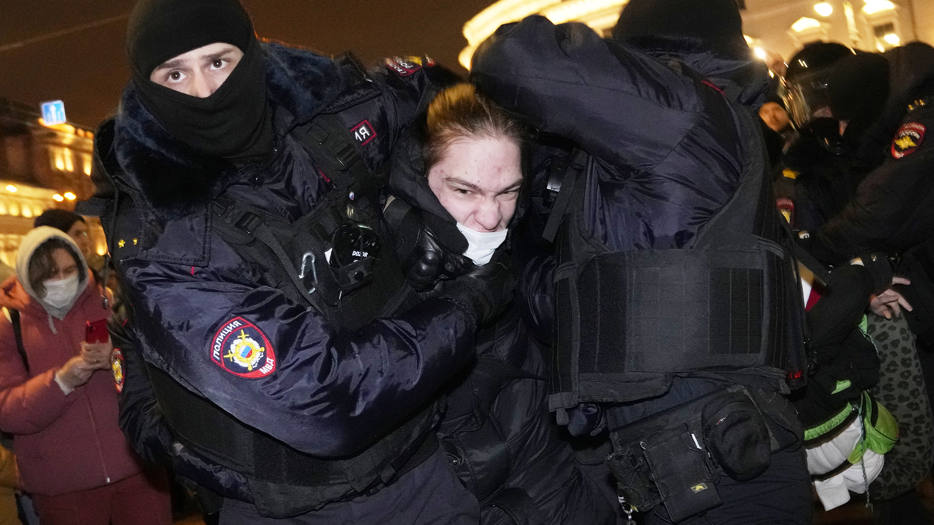 Des policiers arrêtent un manifestant à Saint-Pétersbourg, en Russie, le jeudi 24 février 2022.