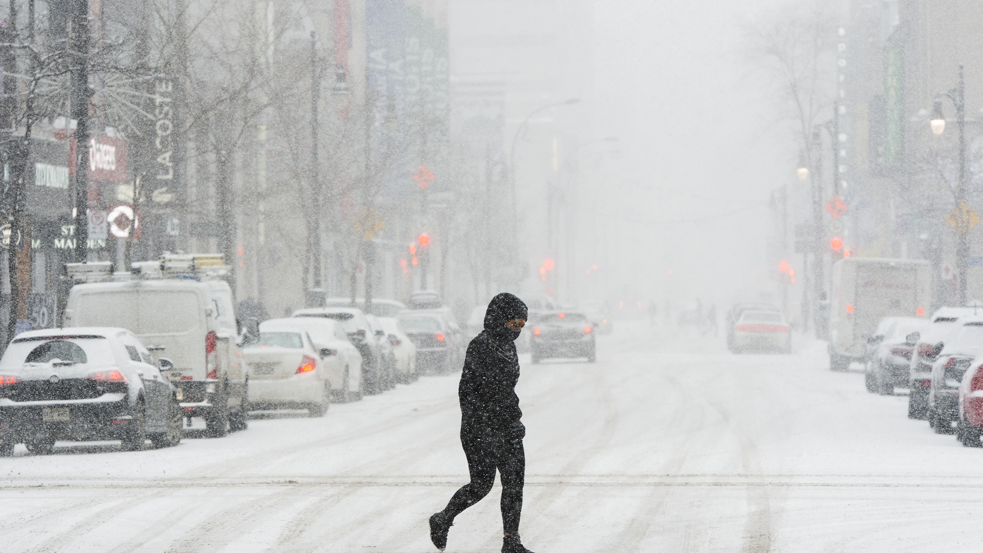 Un piéton lors d’une tempête de neige au centre-ville de Montréal en février 2022. 