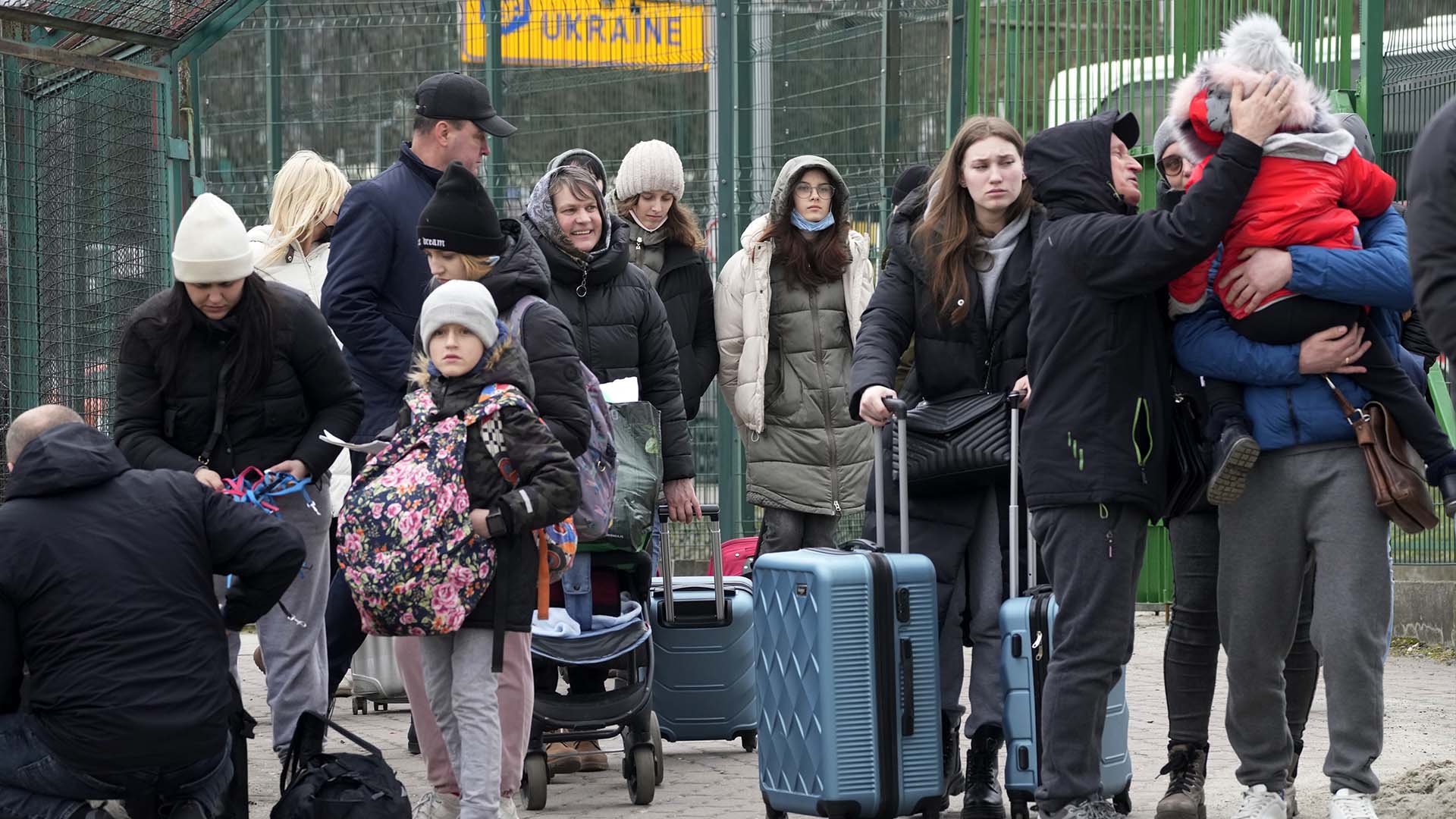 Des personnes fuyant le conflit depuis l'Ukraine voisine arrivent au poste frontière de Medyka, dans le sud-est de la Pologne, le vendredi 25 février 2022.