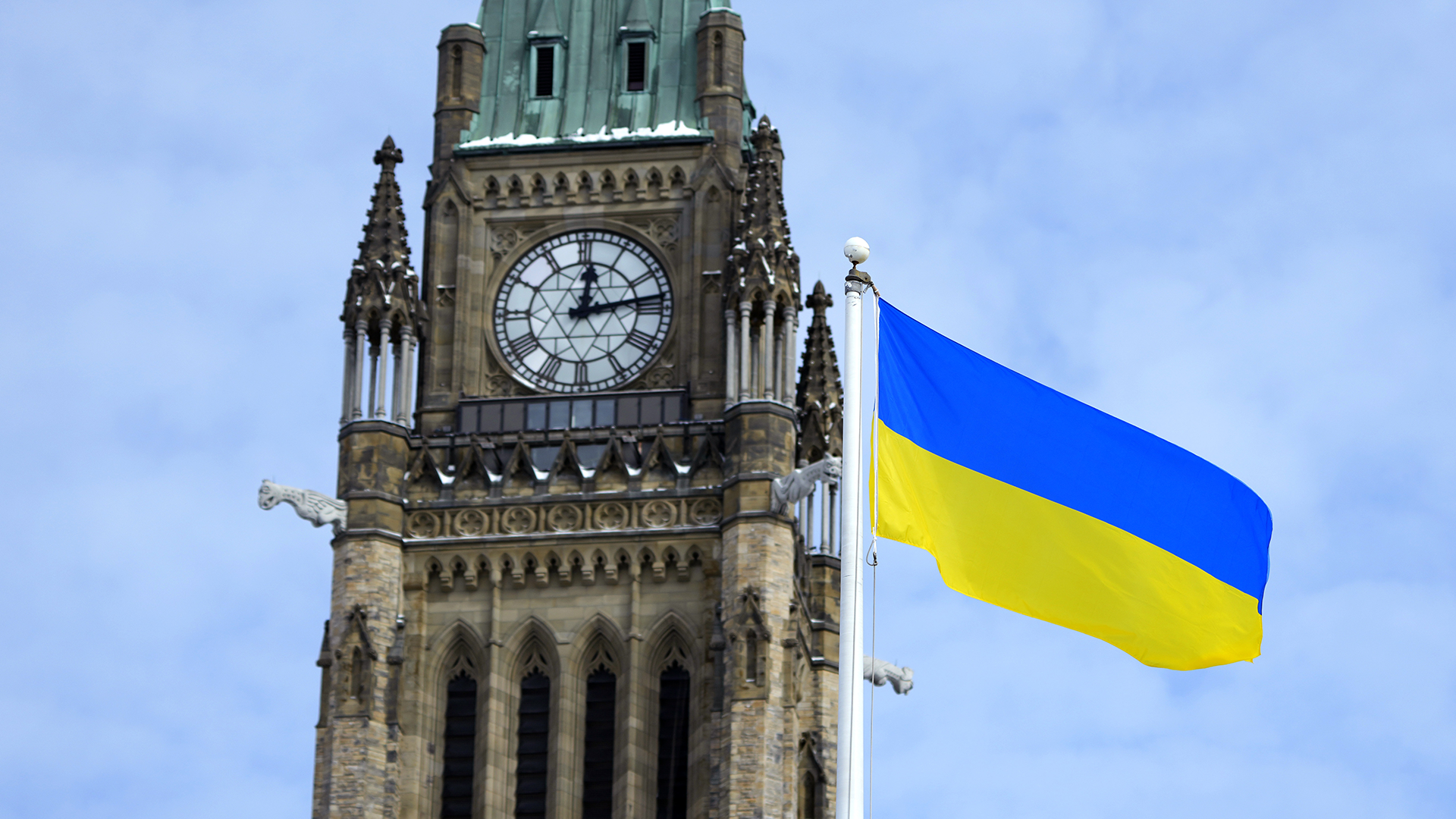 Le drapeau ukrainien flottant devant le Parlement, à Ottawa.