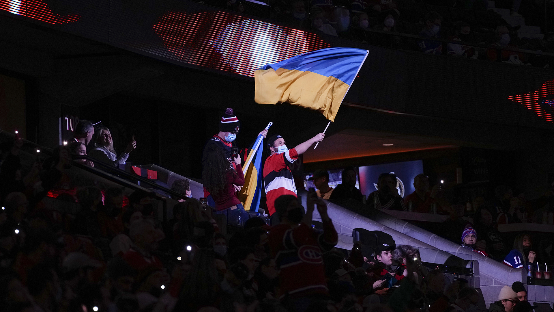 Le drapeau de l'Ukraine flottait samedi au match oppoisant les Sénateurs et le Canadien à Ottawa.