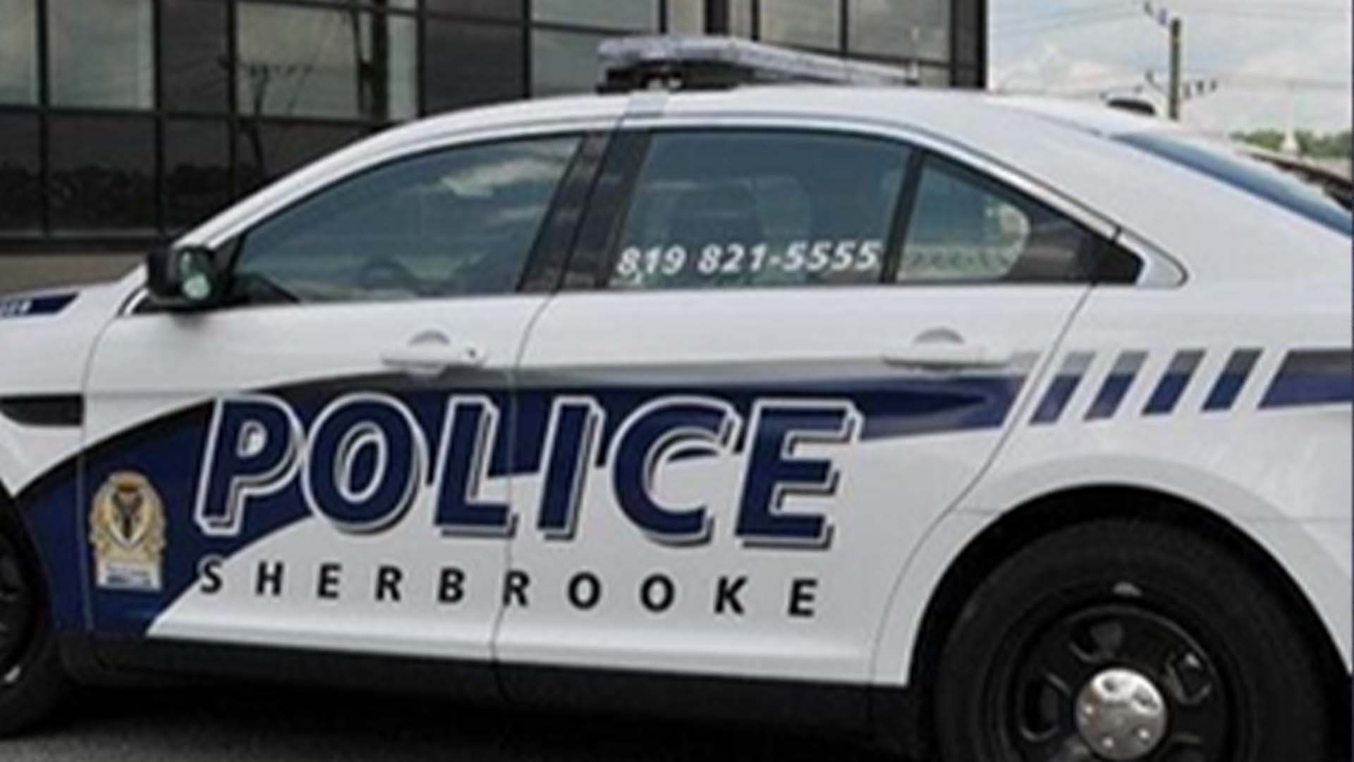 Le Service de police de Sherbrooke (SPS) et la Régie de police de Memphrémagog (RPM) ont procédé, jeudi, à une perquisition dans un appartement de la rue King Ouest à Sherbrooke, en Estrie.