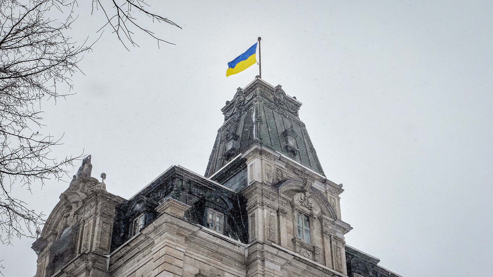 Le drapeau de l'Ukraine au-dessus de l'Assemblée nationale à Québec.