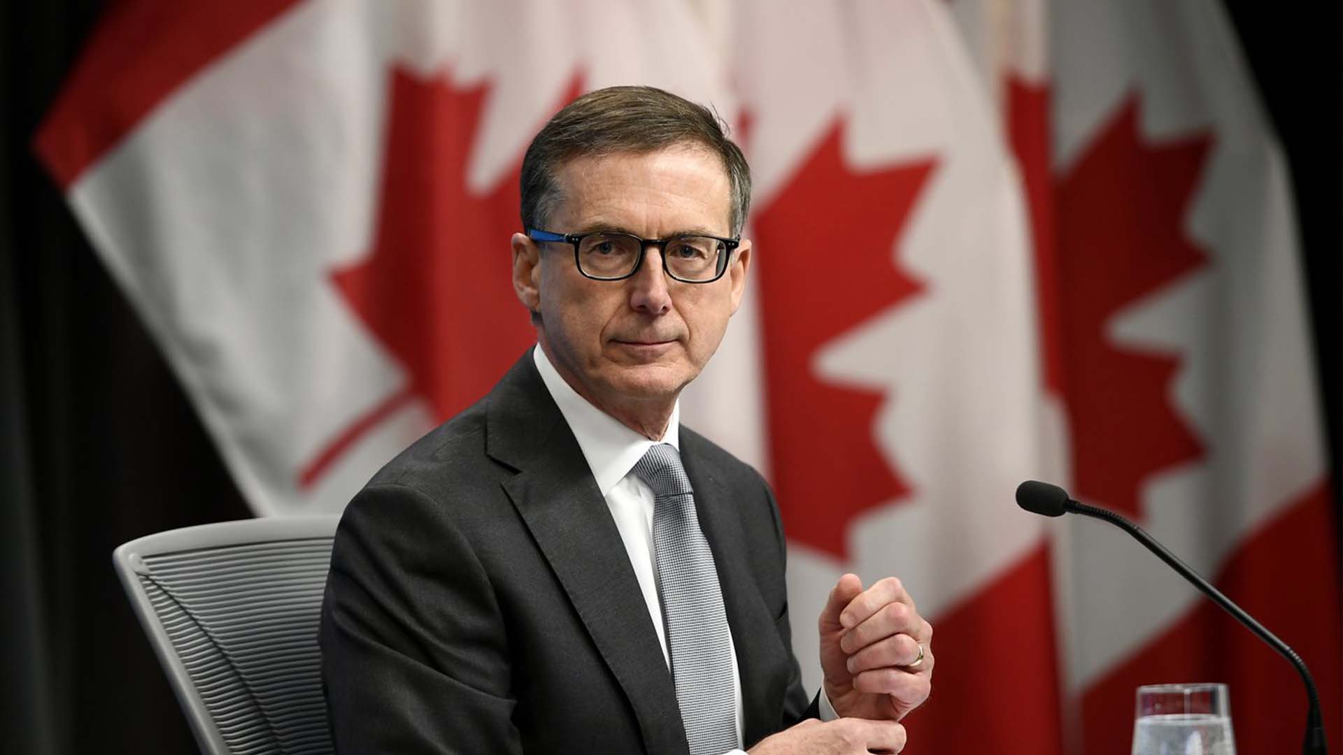 Le gouverneur de la Banque du Canada, Tiff Macklem, se prépare pour le début d'un point de presse à la Banque du Canada à Ottawa, le mercredi 15 décembre 2021.