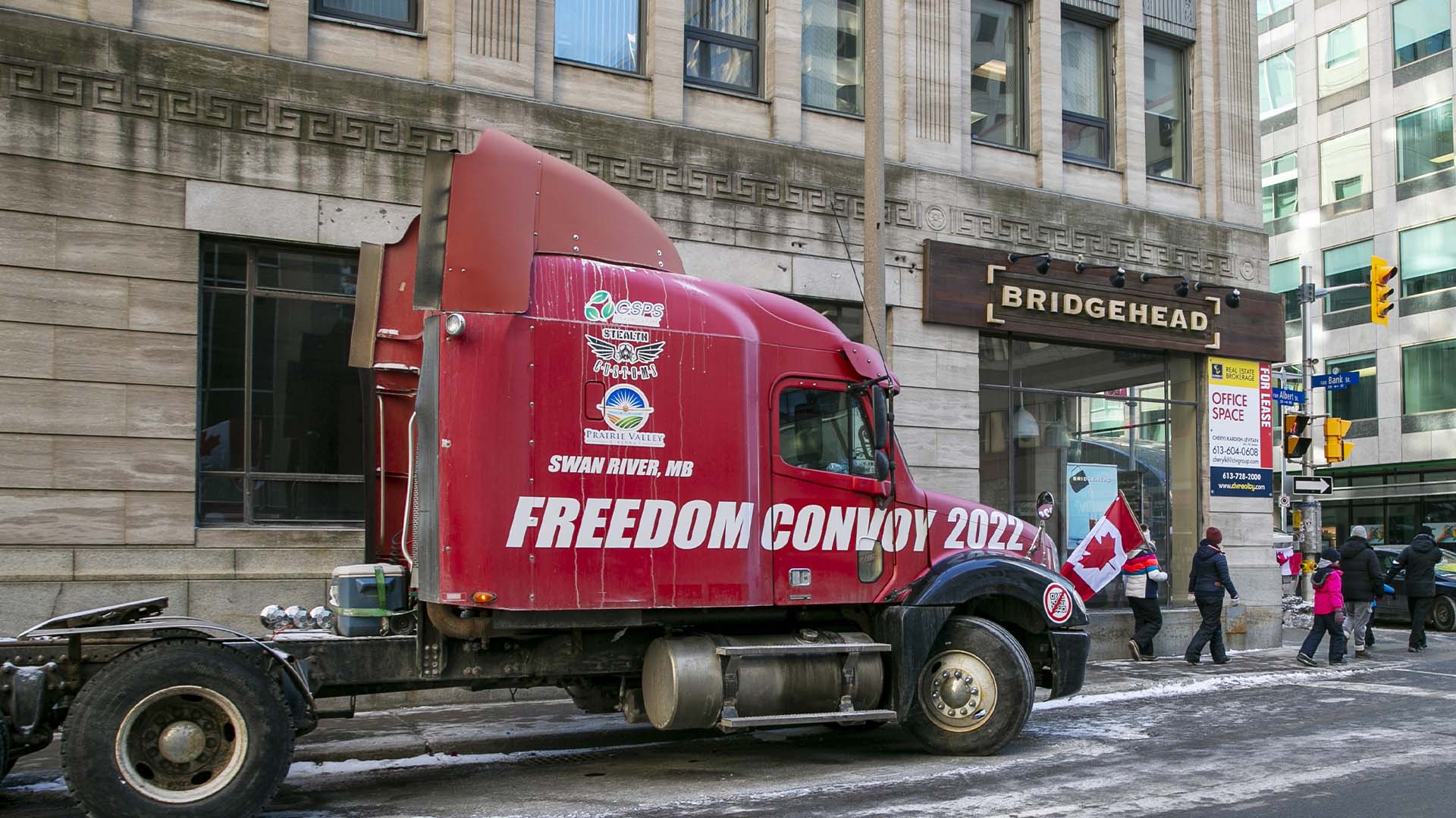 Les mots « Freedom Convoy 2022 » sont visibles sur un camion qui fait partie d'une manifestation contre les restrictions du COVID-19 à Ottawa, Ontario, Canada, le dimanche 13 février 2022.