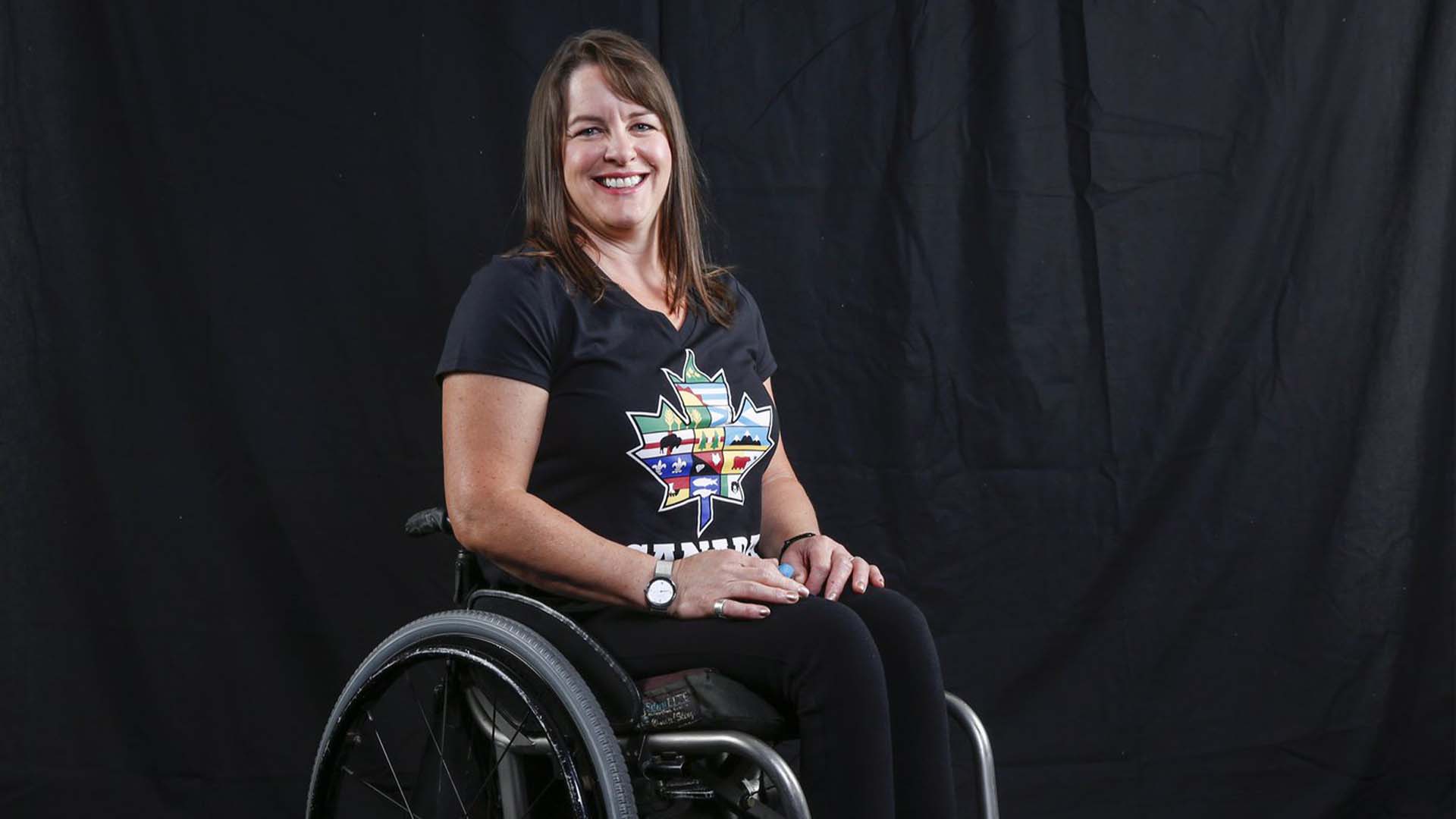 La curleuse en fauteuil roulant Ina Forrest et le joueur de hockey Greg Westlake porteront le drapeau du Canada lors de la cérémonie d'ouverture des Jeux paralympiques d'hiver, vendredi. Forrest pose pour une photo au Sommet paralympique à Calgary, en Alberta, le lundi 5 juin 2017.