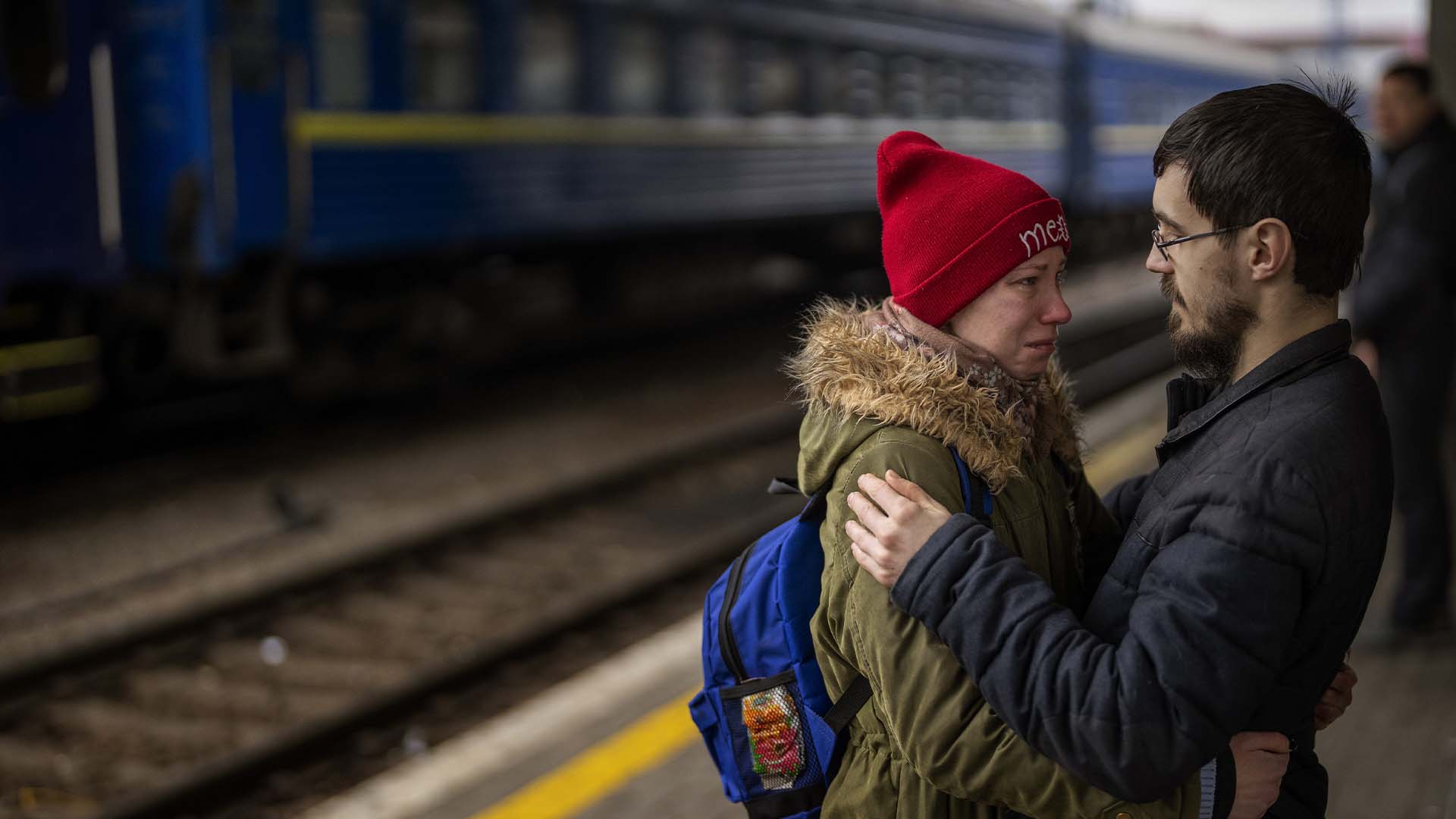 Un couple se dit au revoir à la gare de Kyiv, en Ukraine. Les hommes ukrainiens doivent rester pour combattre dans la guerre tandis que les femmes et les enfants quittent pour chercher refuge dans un pays voisin.