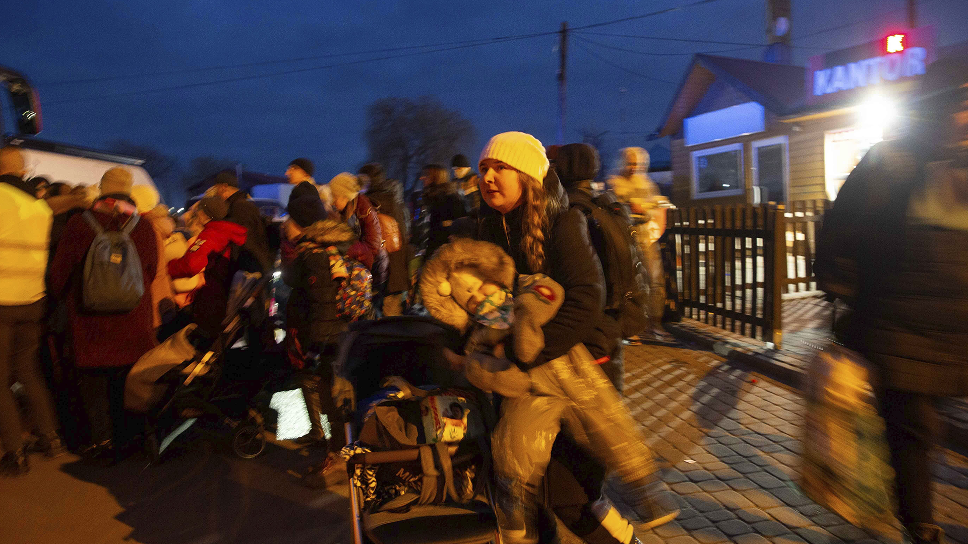Les civils continuent de fuir l'Ukraine. Ici, des citoyens arrivent en Pologne. 