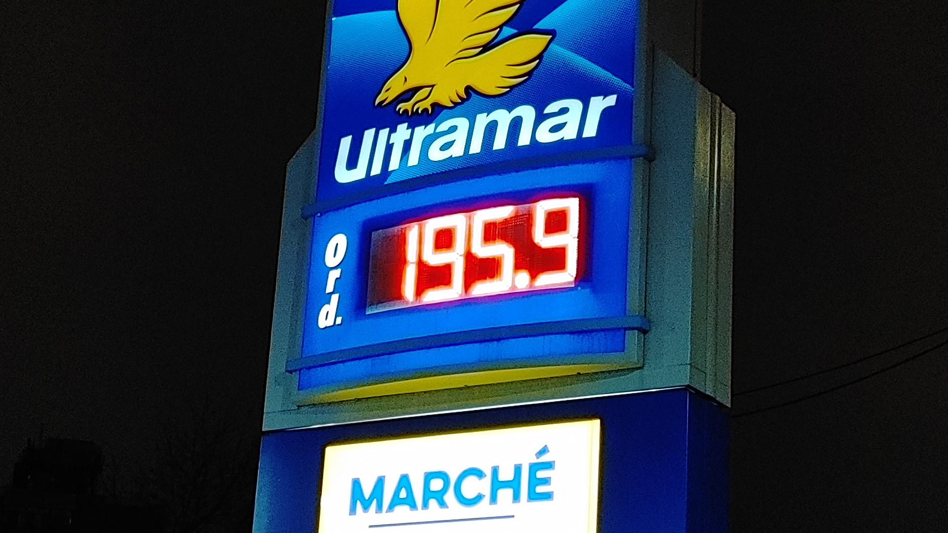 Une affiche montrant des prix au litre jamais vus au Québec en ce début de mars.