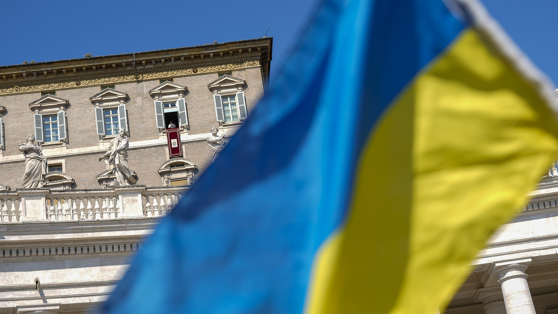 Le pape récite l'Angélus pendant qu'un drapeau de l'Ukraine flotte sur la place Saint-Pierre. 