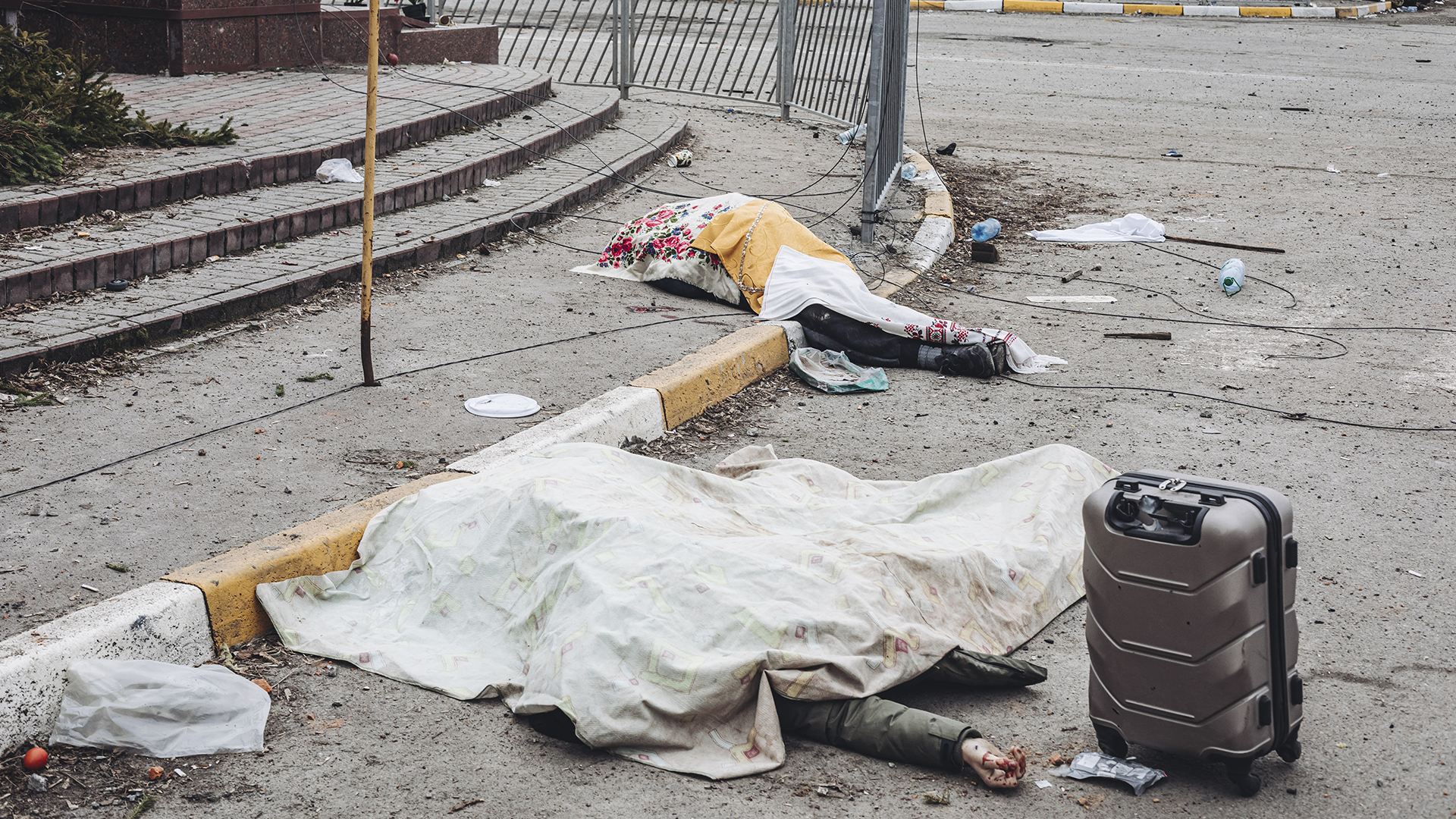 Les corps de personnes tuées par les bombardements russes gisaient dans la rue d’Irpin, en Ukraine, le dimanche 6 mars.