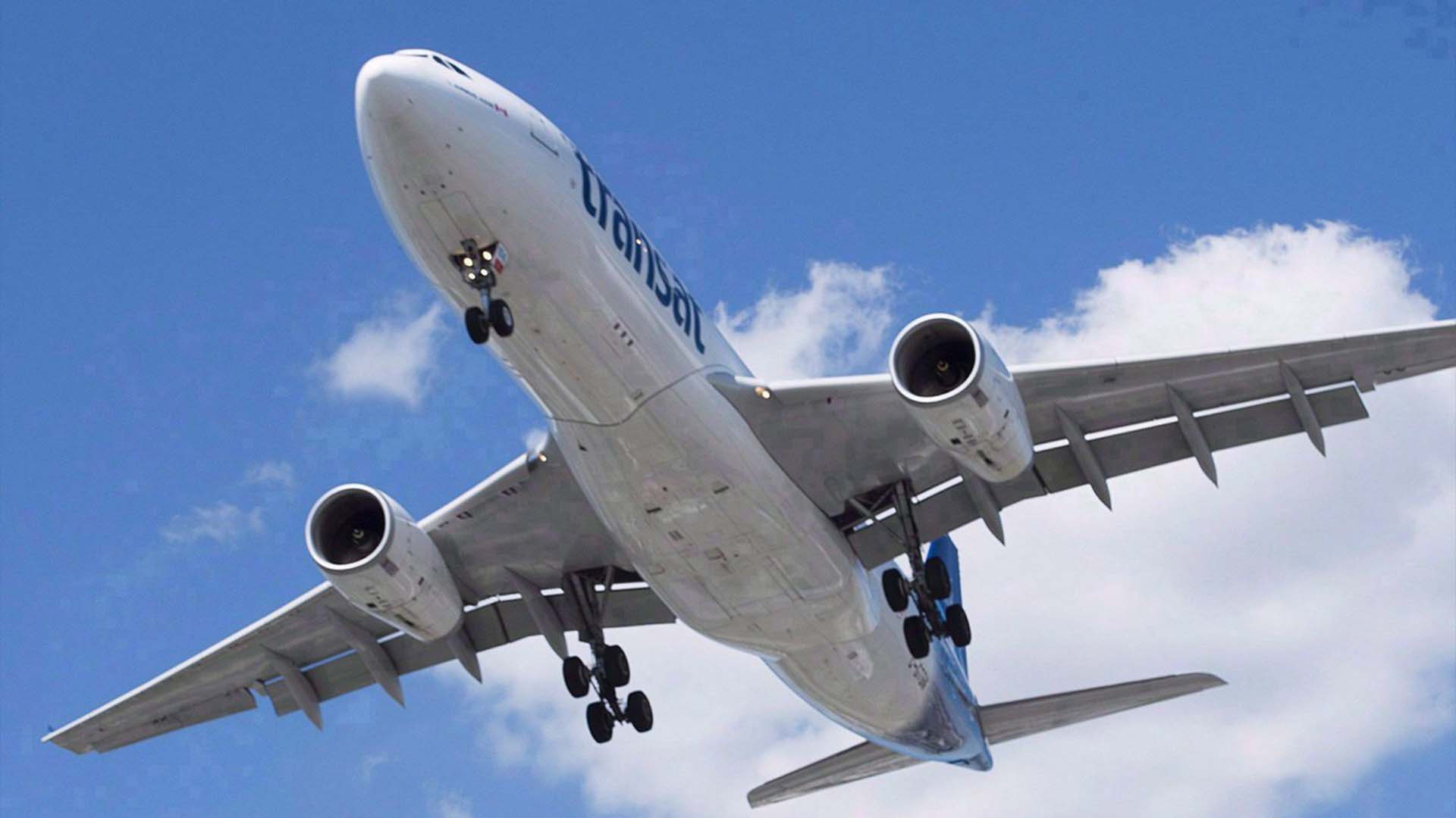 Air Transat indique qu'elle relance un nombre important de ses liaisons pour la saison estivale chargée, y compris des destinations en Europe et aux États-Unis. Un Airbus A330 d'Air Transat atterrit à l'aéroport Trudeau de Montréal, le dimanche 31 juillet 2016