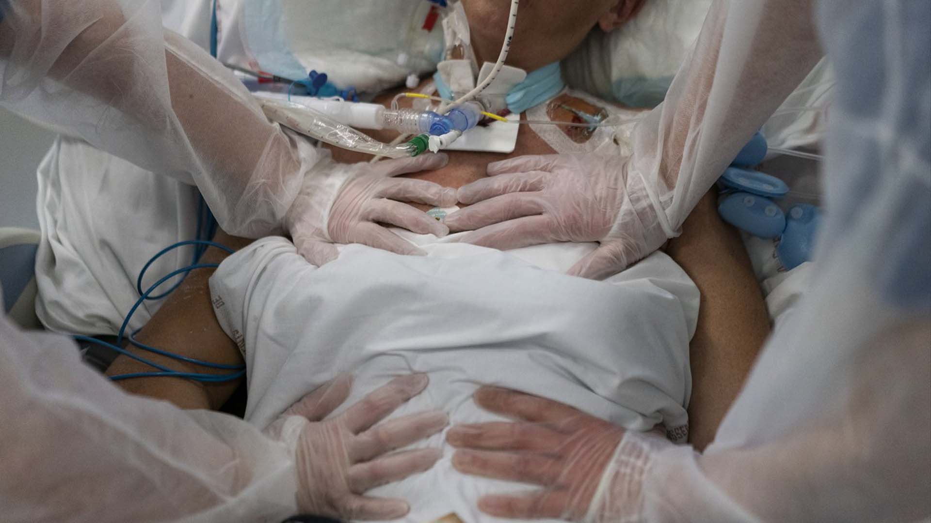 Des infirmières effectuent des exercices de respiration chronométrés sur un patient COVID-19 sous ventilateur dans l'unité de soins intensifs COVID-19 de l'hôpital de la Timone à Marseille, dans le sud de la France, le vendredi 31 décembre 2021. Le bilan mondial officiel des décès dus à COVID -19 est sur le point d'éclipser 6 millions - soulignant que la pandémie, maintenant dans sa troisième année, est loin d'être terminée.