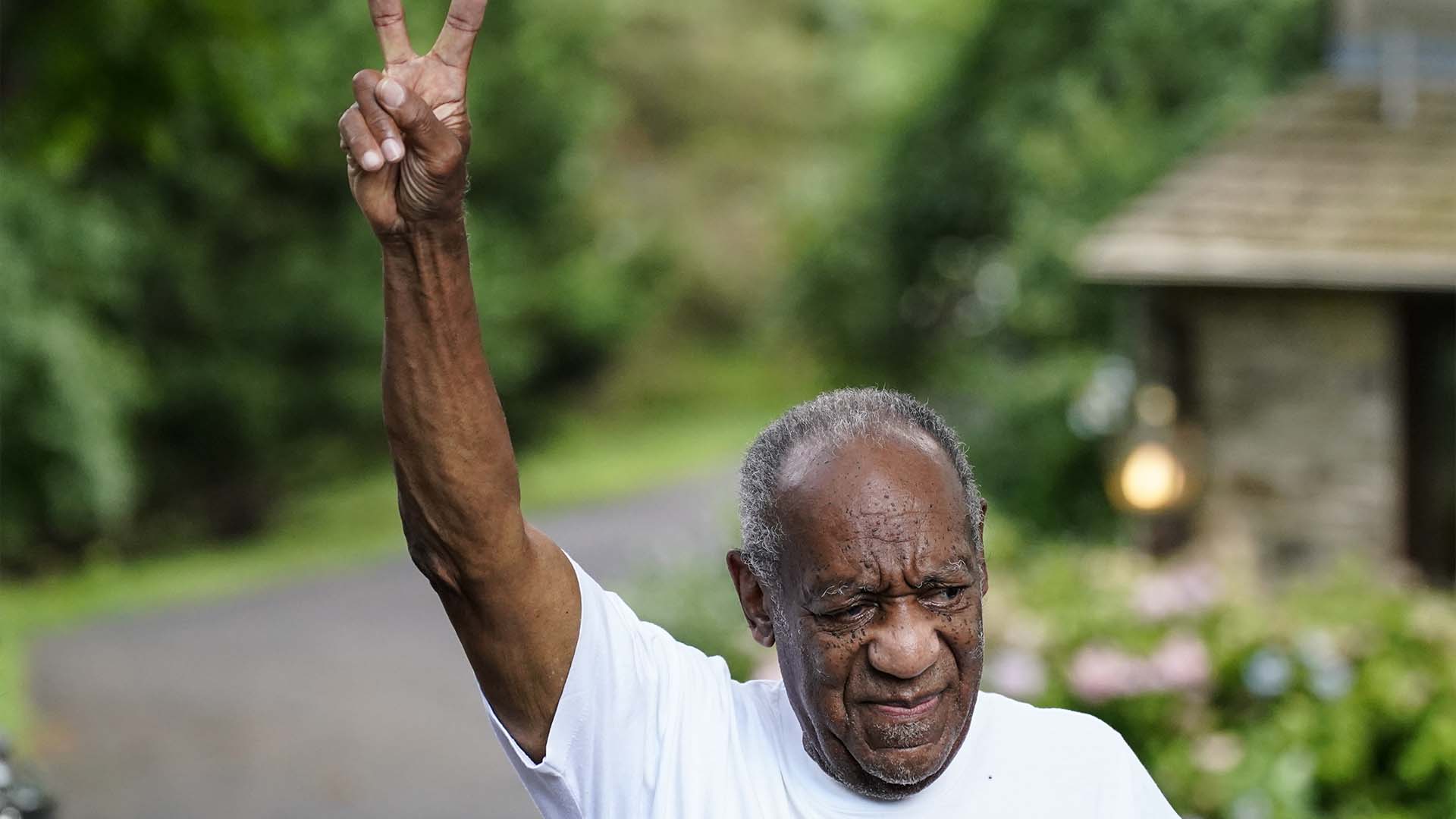 Bill Cosby devant son domicile à Elkins Park, en Pennsylvanie, après avoir été libéré de prison, le 9 novembre 2021.