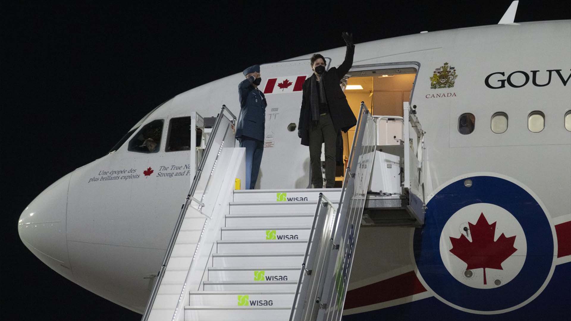 Le premier ministre du Canada, Justin Trudeau, photographié à sa descente d'avion à Berlin mardi soir., 8 mars 2022.