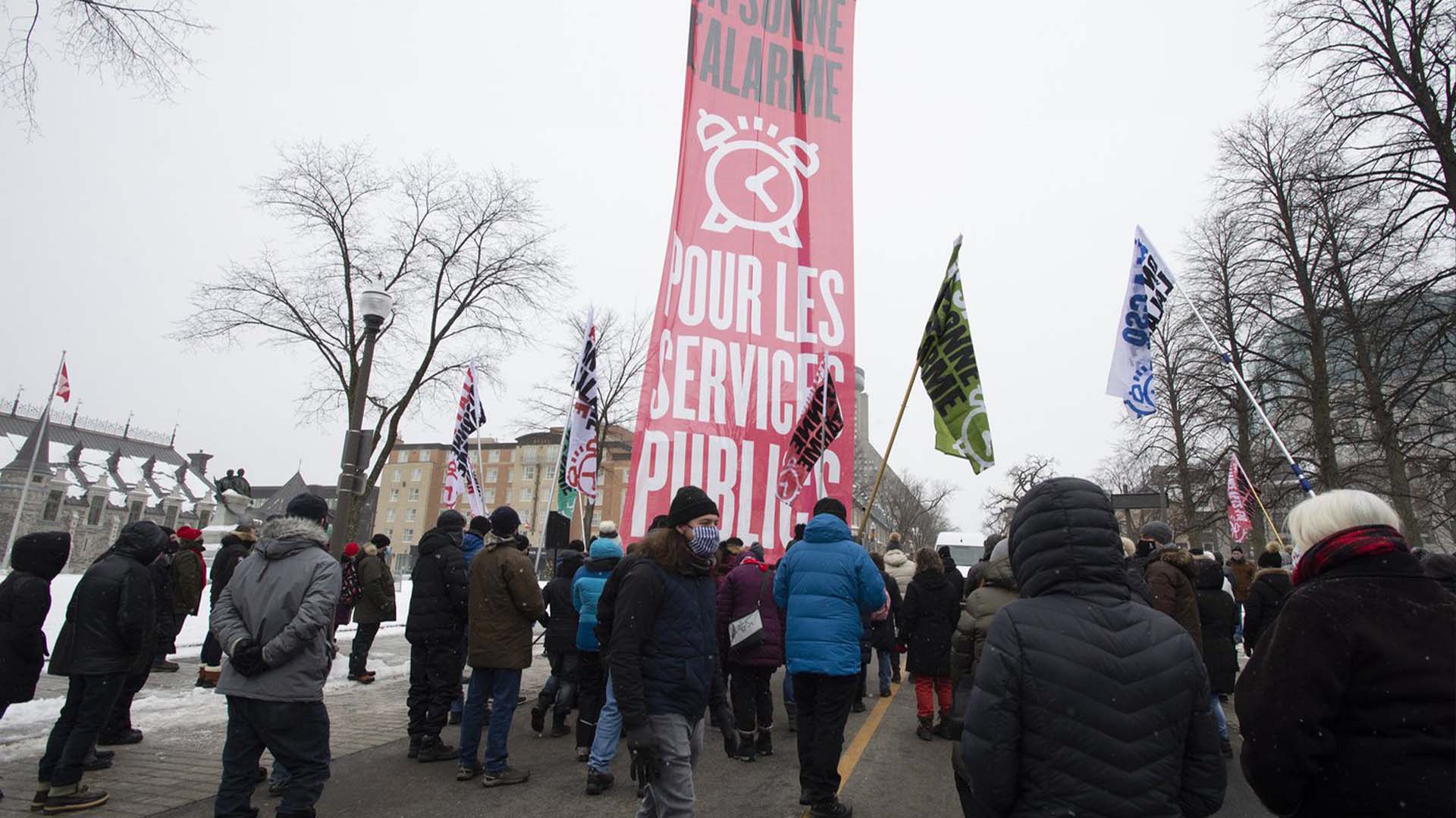 Des travailleuses et travailleurs syndiqués du secteur public manifestent sur la rue Grande-Allée3, le mercredi 25 novembre 2020 à Québec.