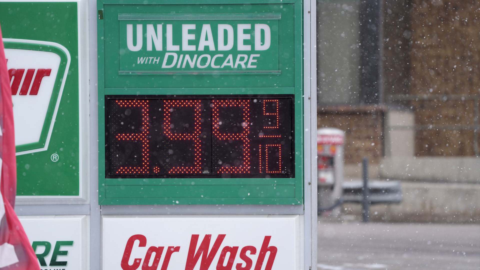 Le prix d'un gallon d'essence ordinaire est indiqué sur un panneau numérique dans une station-service le mercredi 9 mars 2022 à Denver.