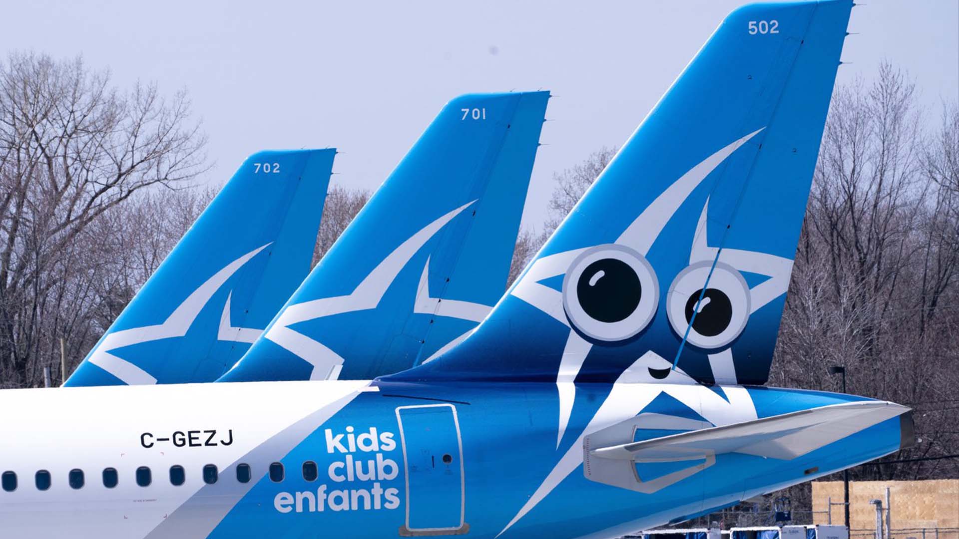 Des avions d'Air Transat sont vus sur le tarmac de l'aéroport international Montréal-Trudeau à Montréal, le 8 avril 2020.