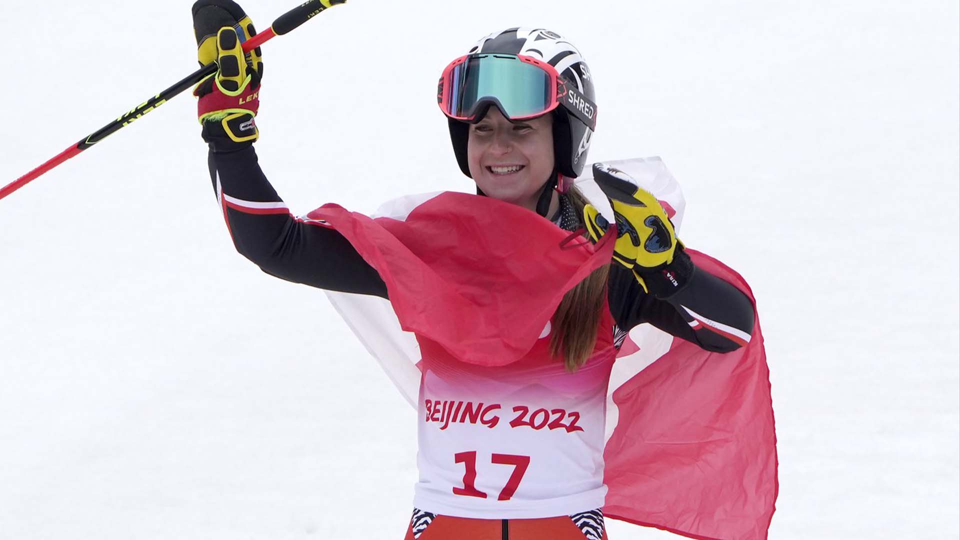 Mollie Jepsen du Canada célèbre après avoir participé au slalom géant féminin, aux Jeux paralympiques d'hiver de 2022, le vendredi 11 mars 2022, dans le district de Yanqing à Pékin.