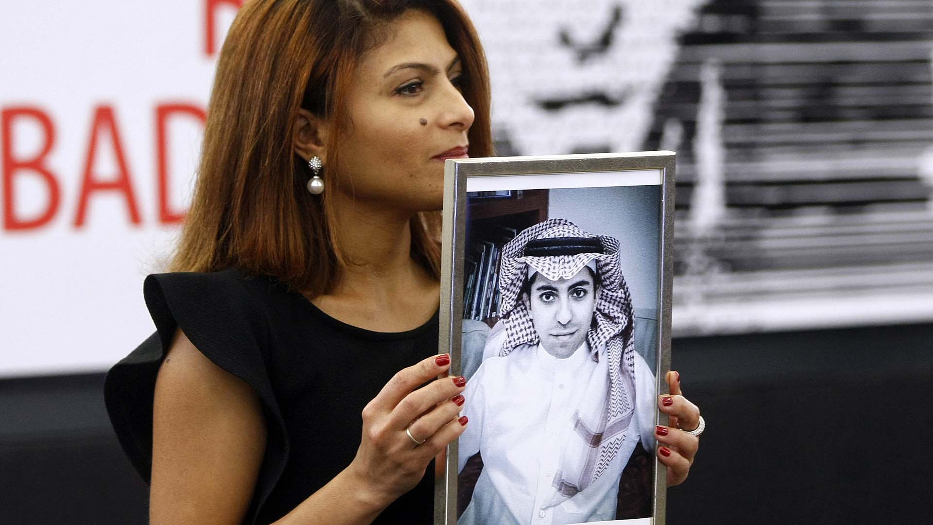 Ensaf Haidar, épouse de Raïf Badawi, tenant une photo de son mari en 2016. 