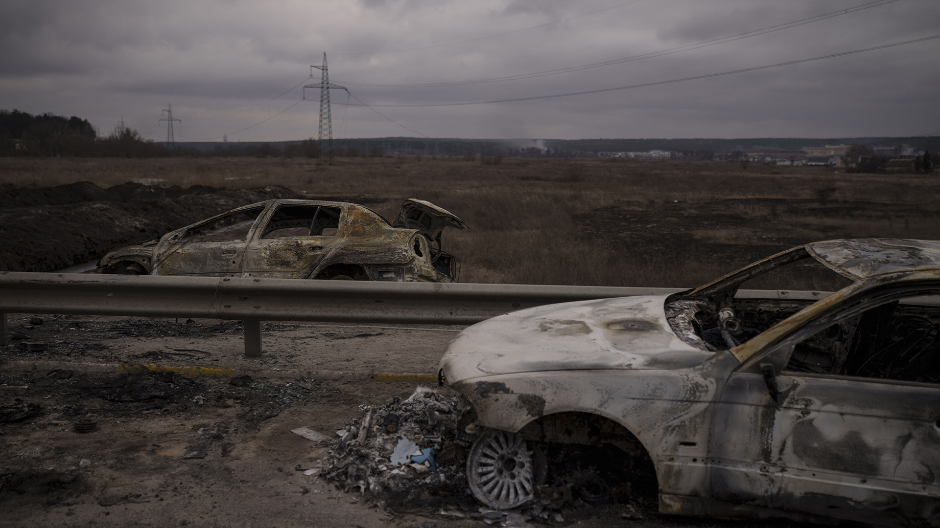 Des voitures détruites sur une route utilisée comme voie d'évacuation hors d'Irpin, à la périphérie de Kiev, en Ukraine, le dimanche 13 mars 2022.