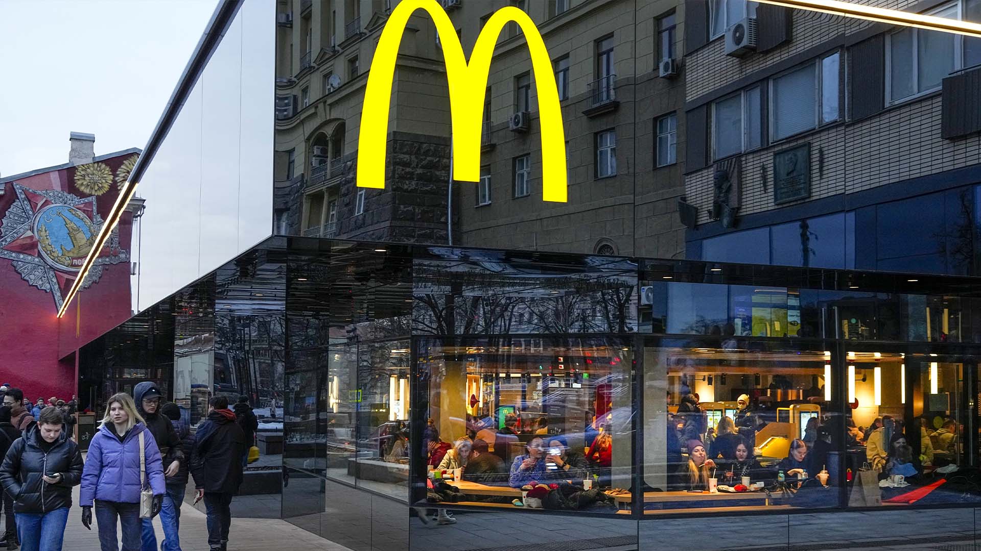 Les gens mangent dans un restaurant McDonald's dans la rue principale de Moscou, en Russie, dimanche 13 mars 2022.