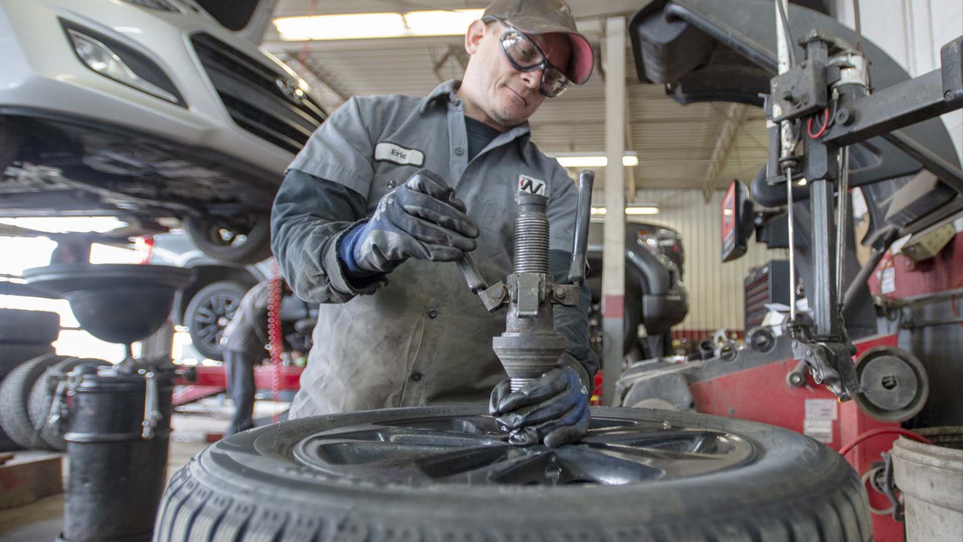 Les automobilistes du Québec qui le désirent auront la permission à compter de ce mercredi de retirer les pneus d’hiver de leur véhicule afin d’installer des pneus d’été ou des pneus quatre-saisons.