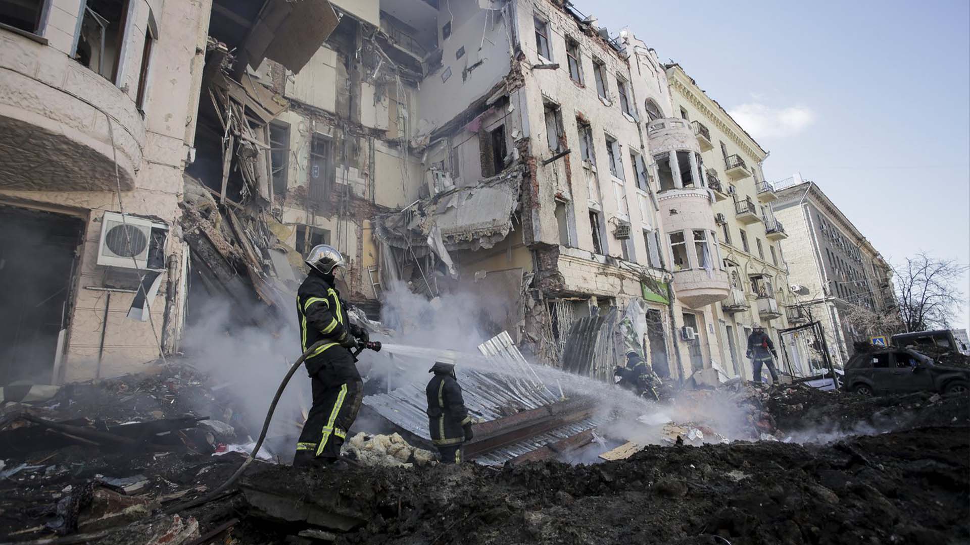 Les pompiers éteignent un immeuble après une attaque à la roquette russe à Kharkiv, la deuxième plus grande ville d'Ukraine, en Ukraine, le lundi 14 mars 2022.