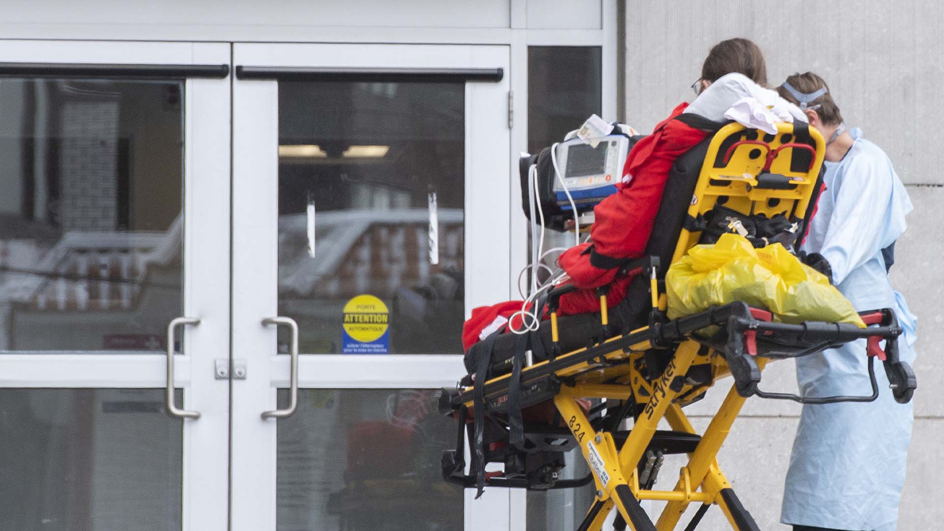 Un patient est transporté dans un hôpital de Montréal. 