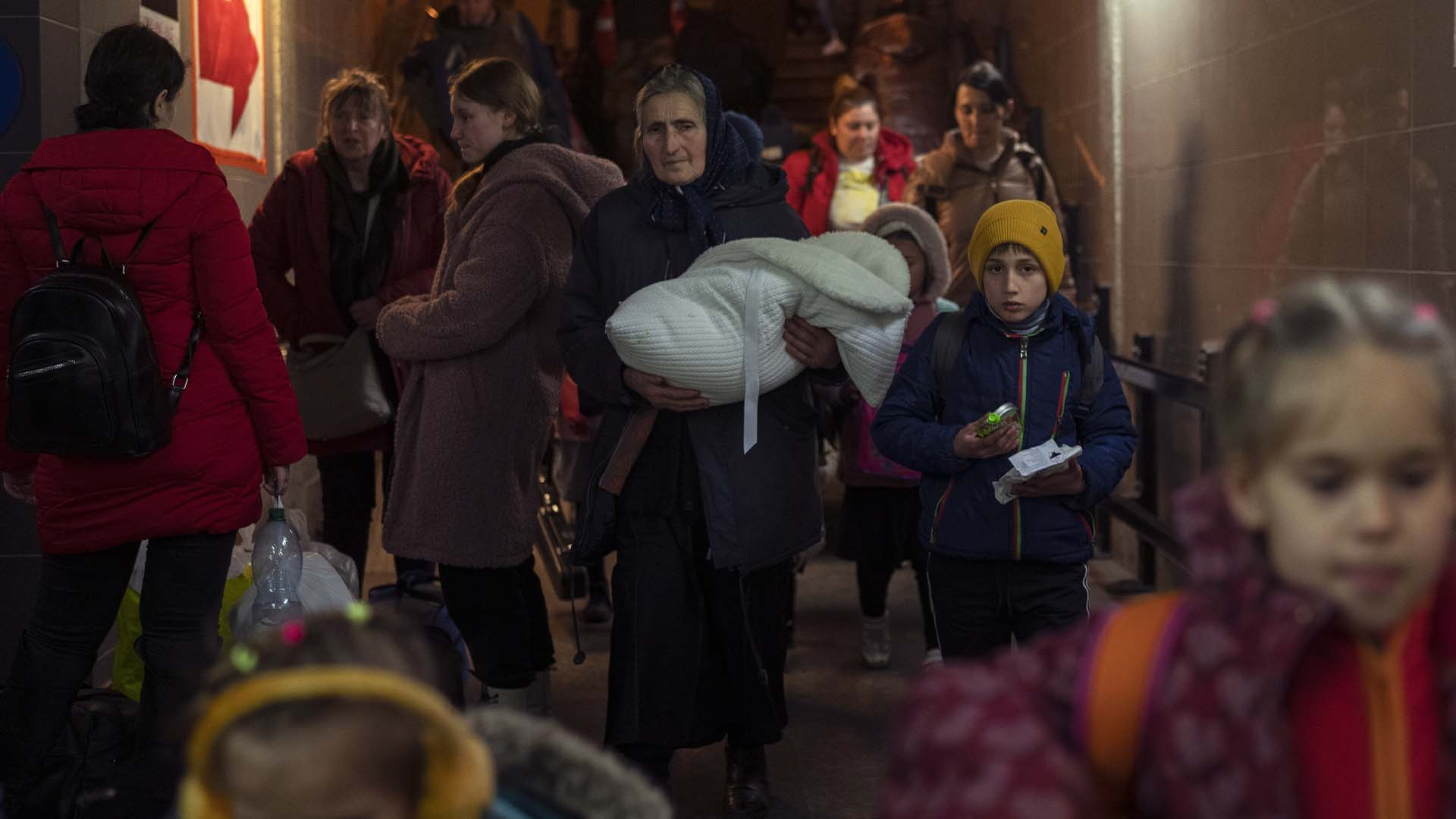 Des personnes qui ont fui la guerre en Ukraine quittent la gare de Przemysl à Przemysl, en Pologne, le mardi 15 mars 2022. 