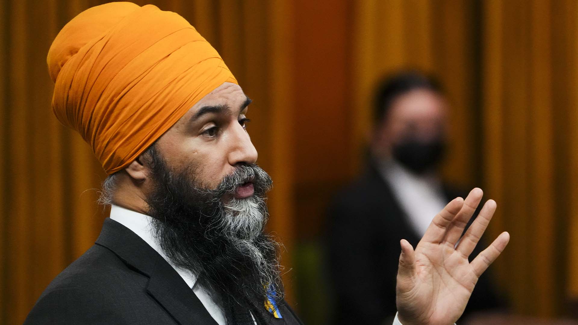 Le chef du NPD, Jagmeet Singh, se lève pendant la période des questions à la Chambre des communes sur la colline du Parlement à Ottawa, le mercredi 2 mars 2022.