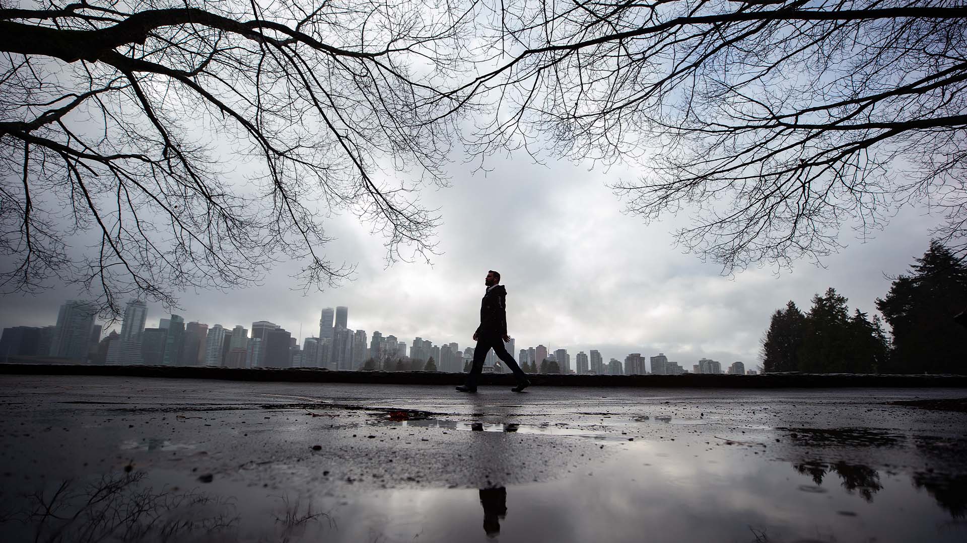 Un homme marche dans la ville de Vancouver: la Colombie-Britannique, comme plusieurs autres provinces, a enregistré une hausse marquée du taux de crimes haineux en  2020.