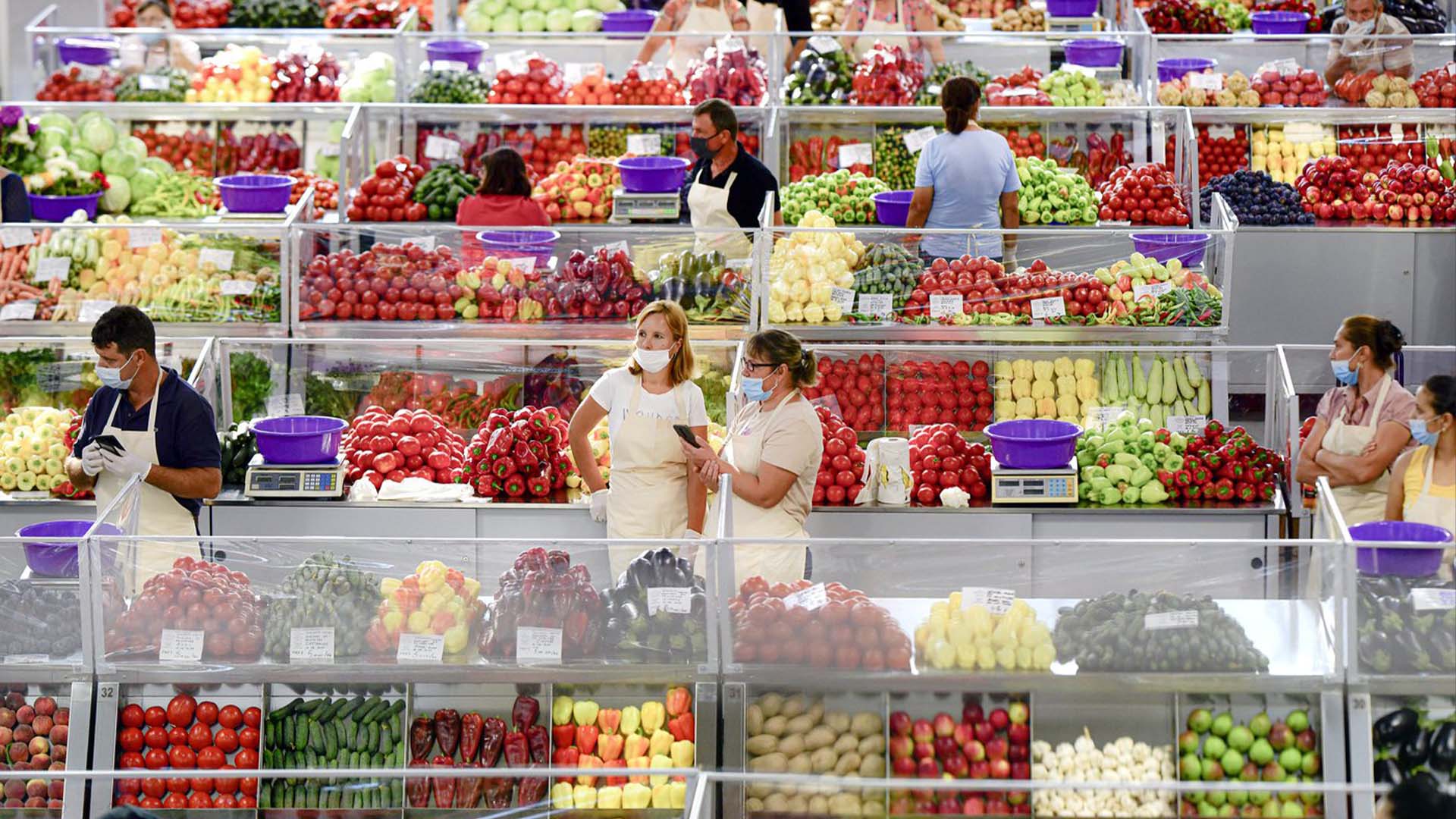 Un nouveau sondage de la firme Léger démontre que la plupart des Canadiens cherchent à réduire leurs dépenses face à une augmentation du coût de la vie illustrée depuis plusieurs mois par la hausse de l’inflation au Canada, y compris pour des aliments sains comme les fruits et les légumes. 