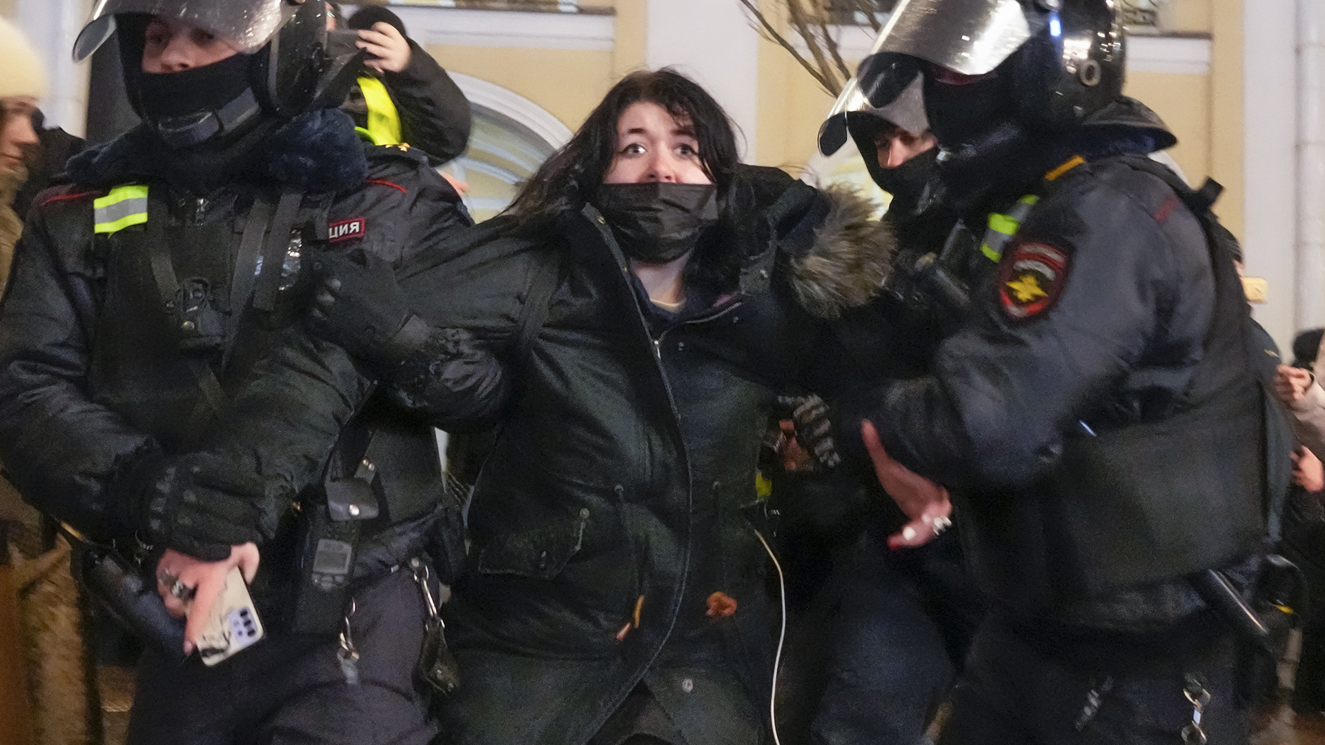 Une manifestante, s'opposant à la guerre en Ukraine, est arr