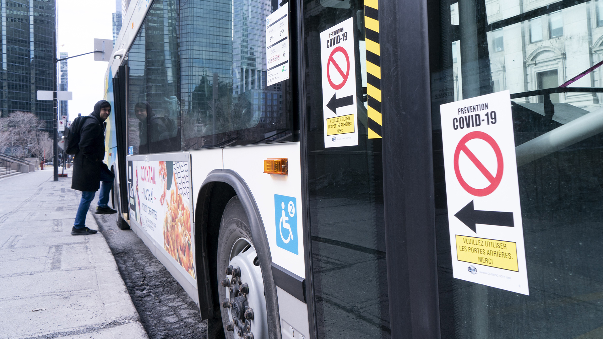 Photo d'un bus à Montréal au début de la pandémie en 2020.