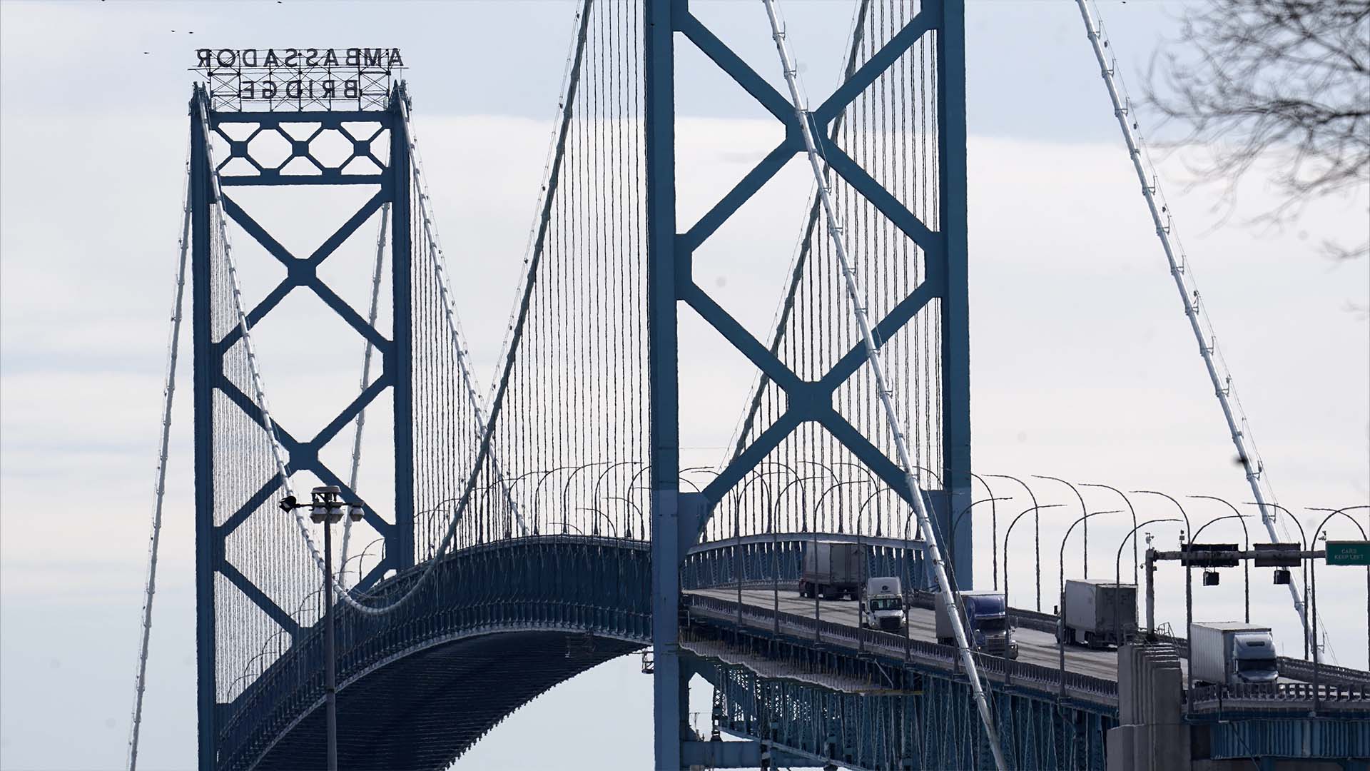 La circulation circule sur le pont Ambassador à Detroit le lundi 14 février 2022 après que des manifestants ont bloqué le principal passage frontalier pendant près d'une semaine à Windsor, en Ontario.