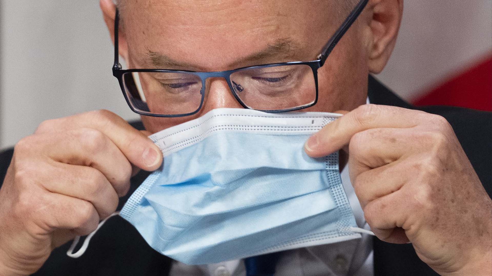 Le Dr Kieran Moore, médecin hygiéniste en chef de l'OntarioÕs, place son masque lors d'une conférence de presse concernant la levée de la plupart des mandats de masque pour les environnements intérieurs en Ontario au QueenÕs Park à Toronto le mercredi 9 mars 2022.